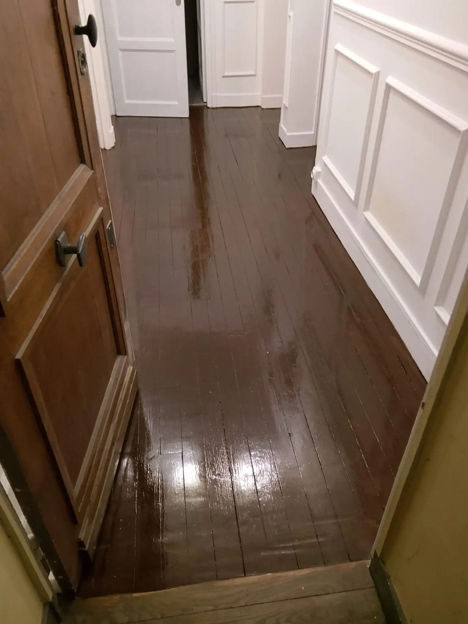 Parquet après ponçage et application du vernis dans l’appartement