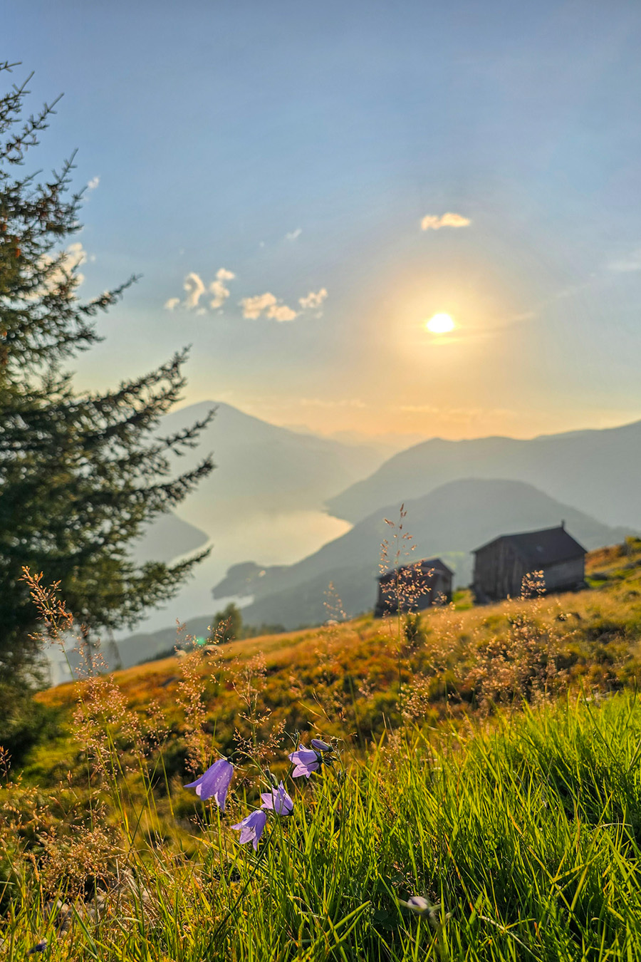 En sæter med fjord i bakgrunnen