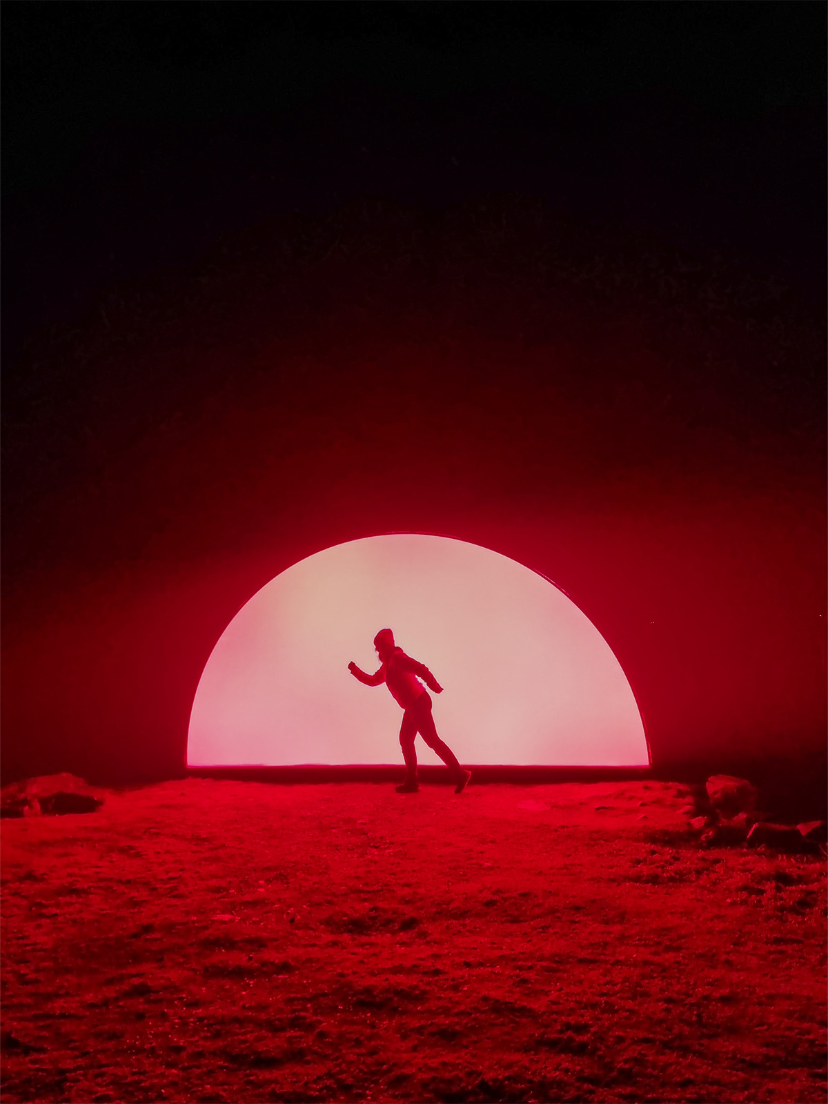 Bilde av en rød sol fra lysfestivalen