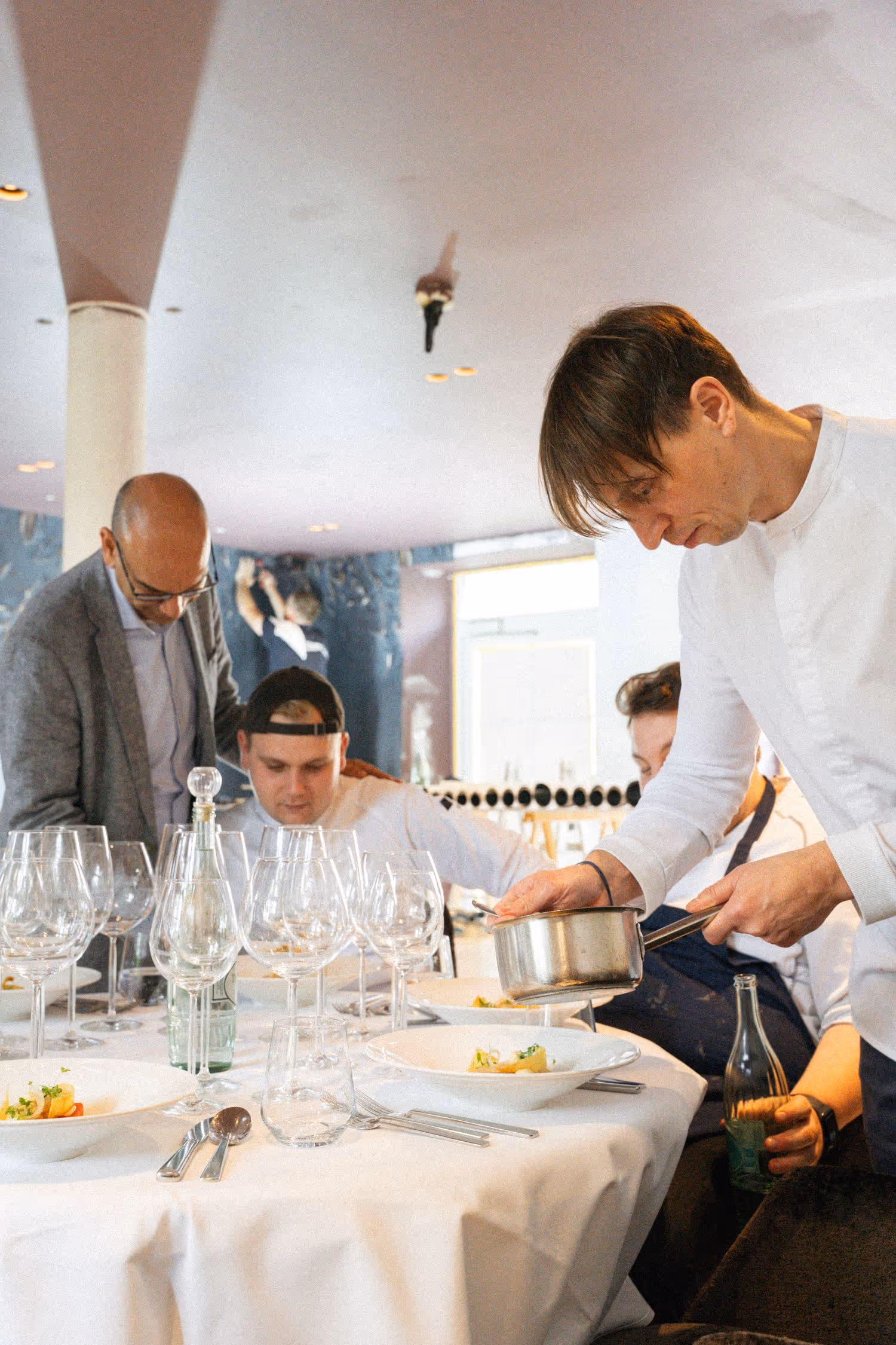 Mehrere Köche am Tisch im Restaurant beim Tasting