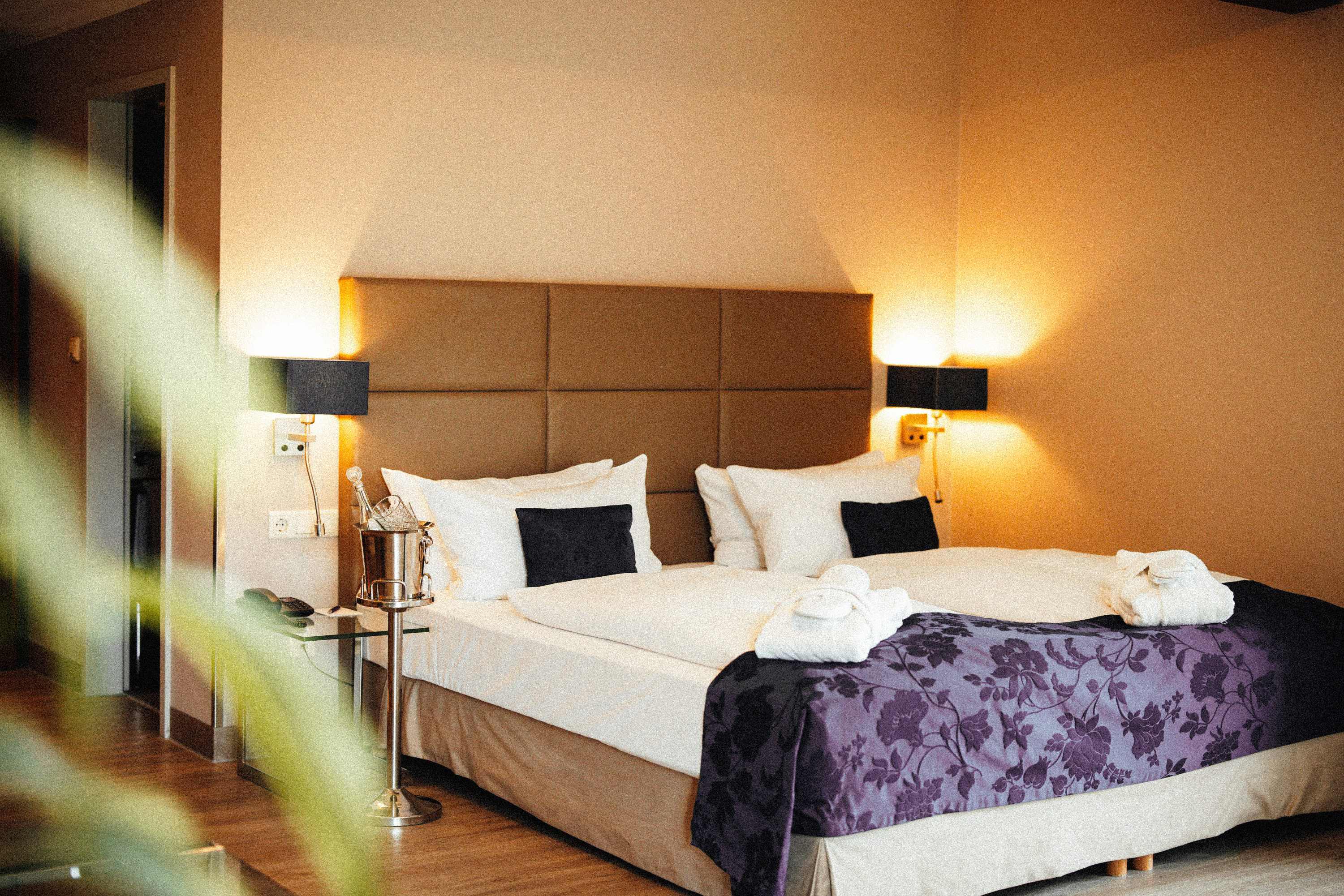 Hotelzimmer mit Doppelbett und gemütlichem Licht