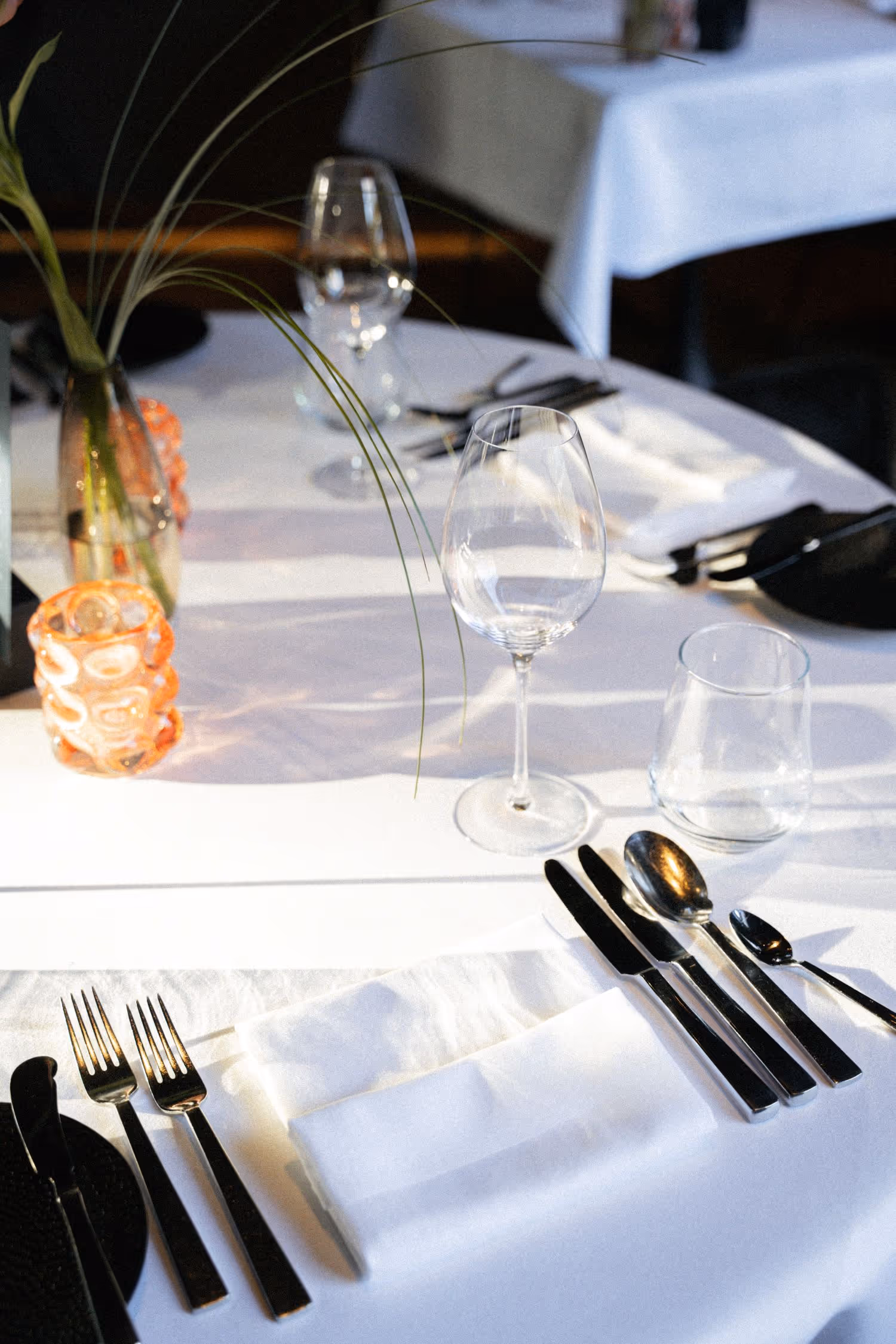 Eingedeckter Tisch im Restaurant mit Deko