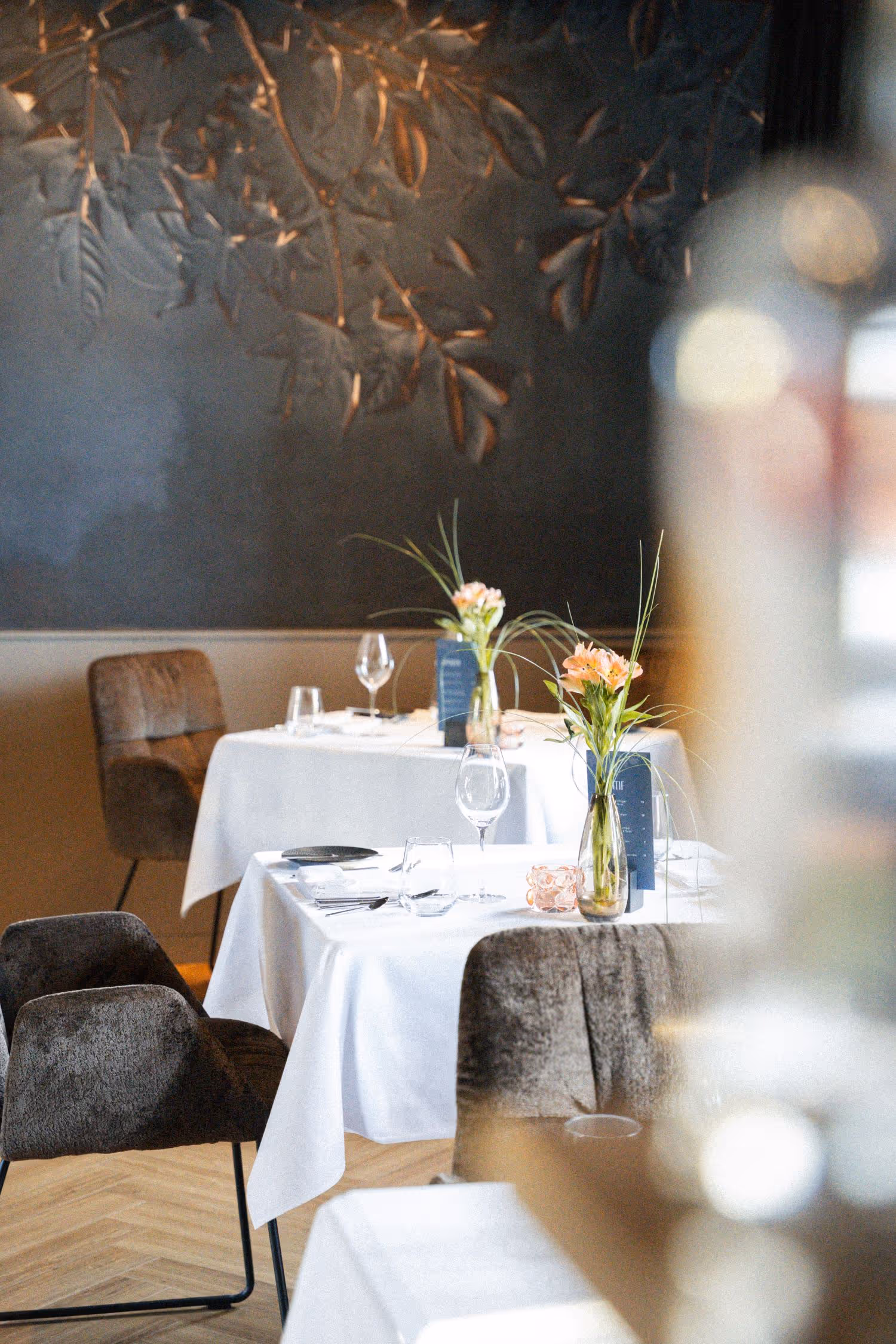 Mehrere eingedeckte Tische im Restaurant