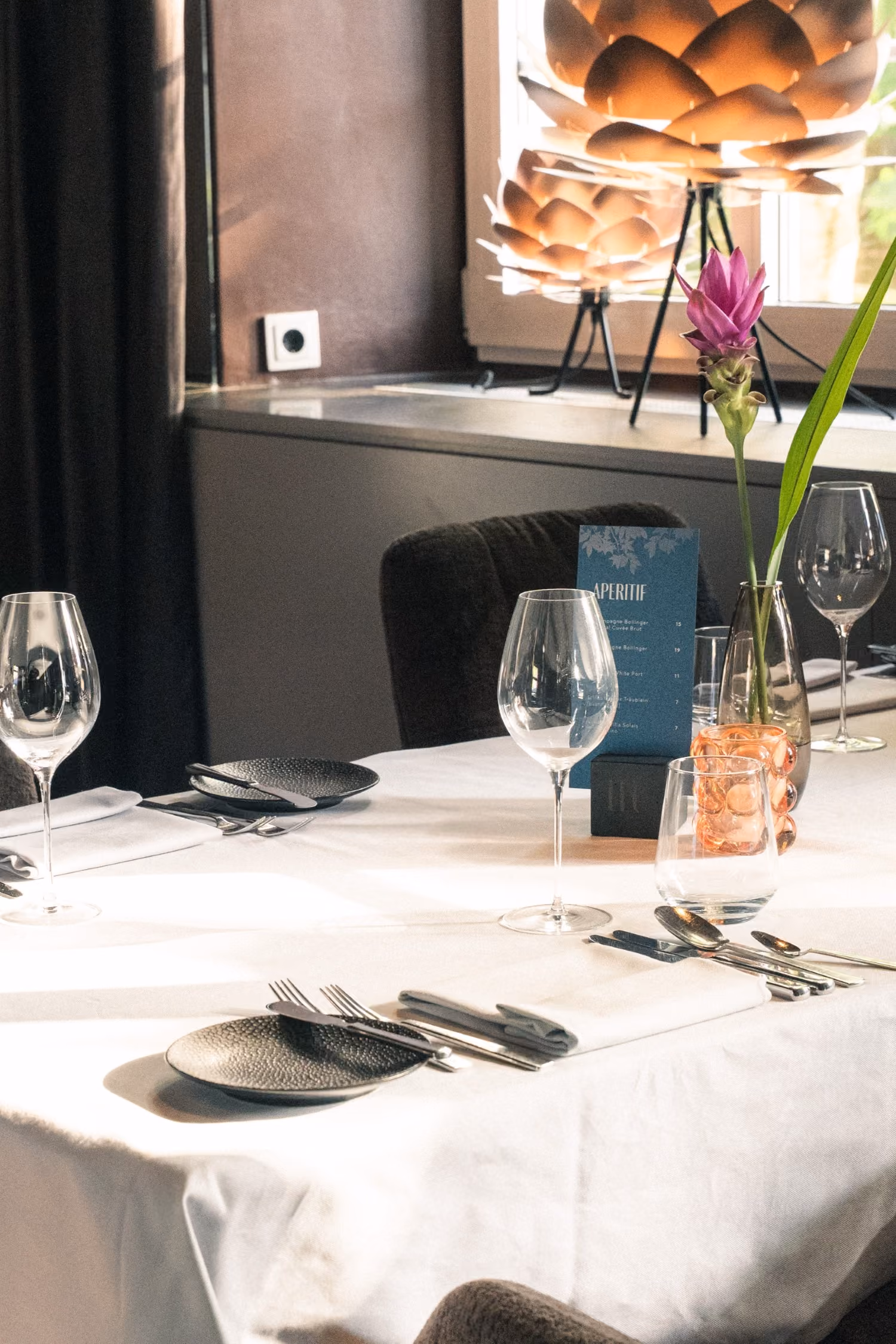 Tisch im Restaurant mit Deko und Lampe im Hintergrund 