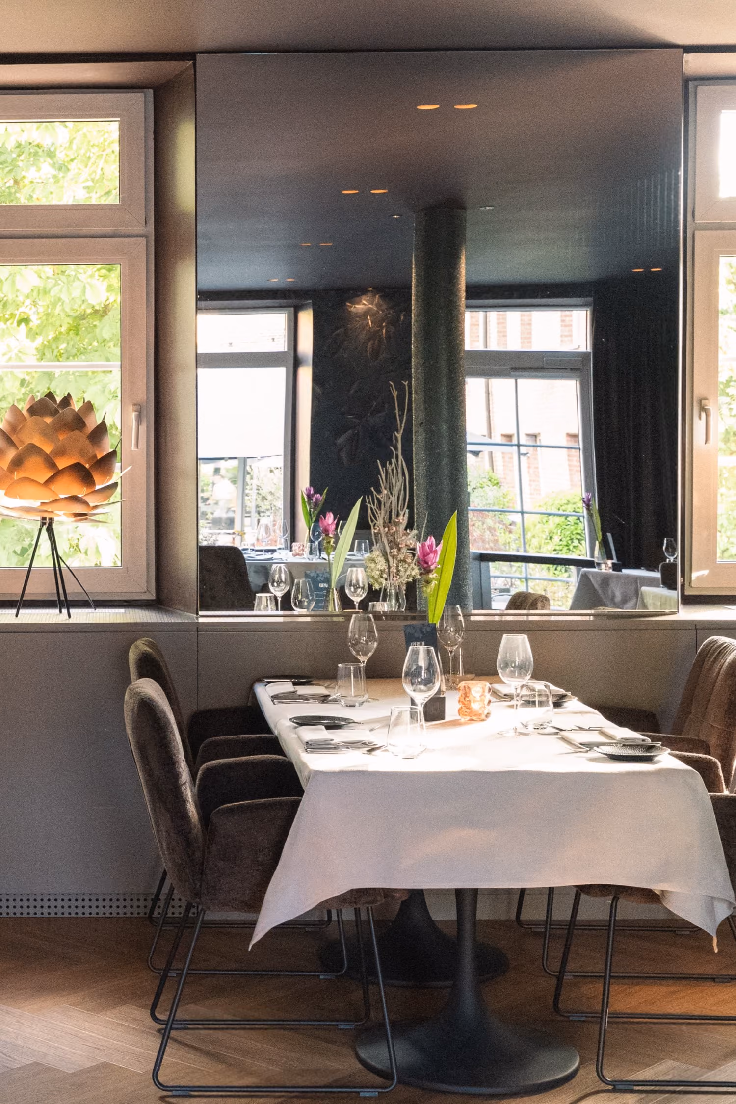 Tisch im Restaurant mit Deko und blauer Tapete im Hintergrund 