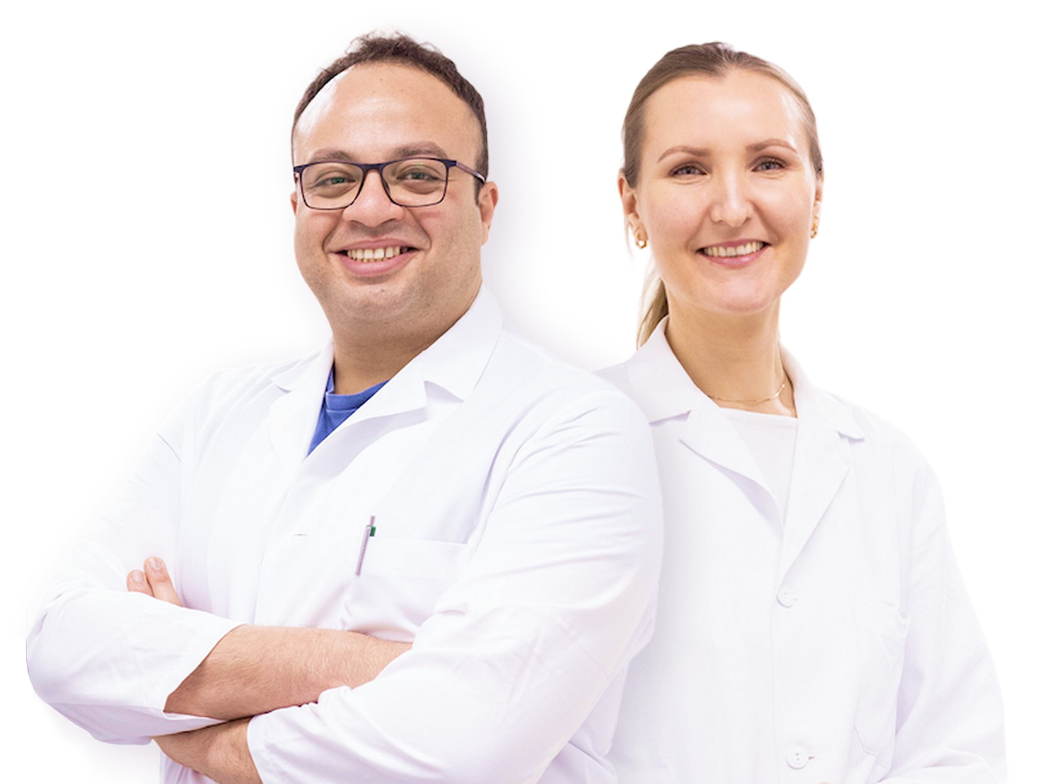 Zwei lächelnde Ärzte in weißen Kitteln, ein Mann mit Brille und eine Frau mit zurückgebundenem Haar.