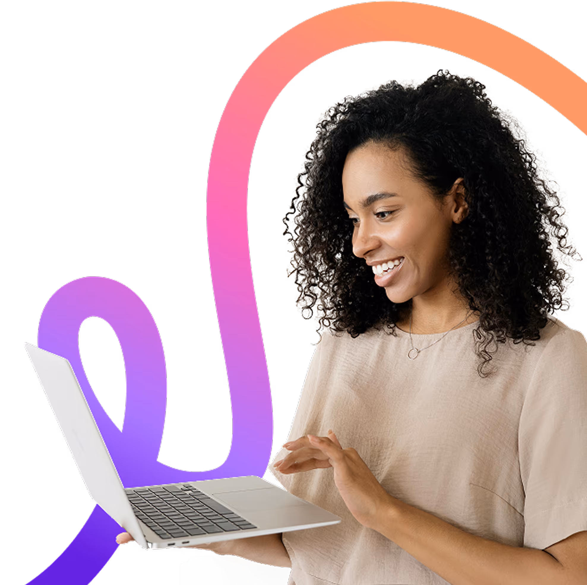 Femme souriante tenant un ordinateur portable blanc avec un fond design en dégradé violet et orange.