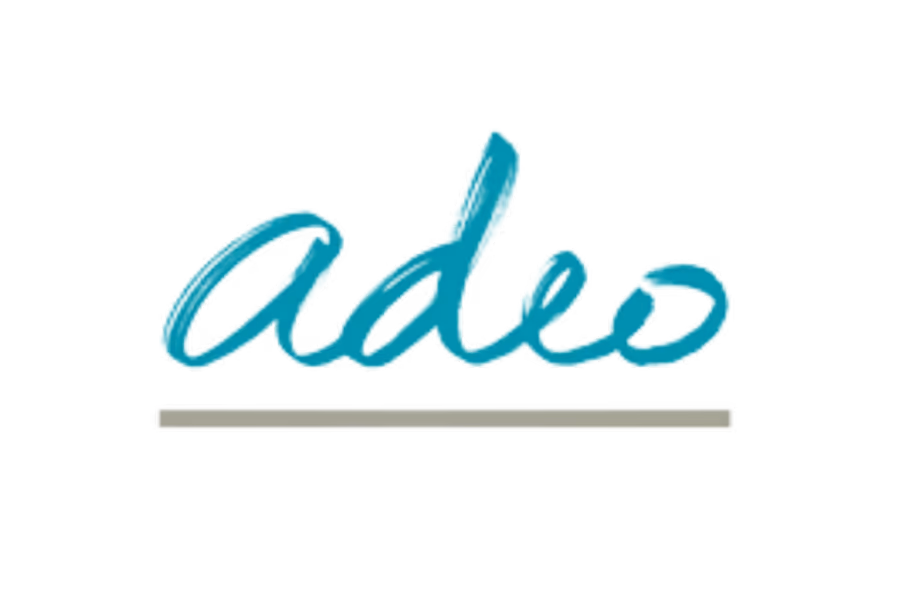 Logo textuel manuscrit bleu turquoise avec un soulignement gris sous le mot adeo.