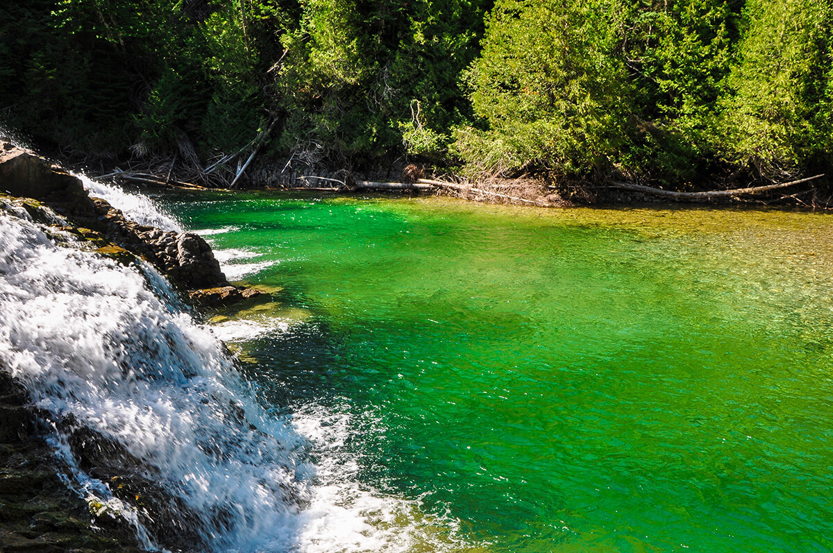 Une image spectaculaire de l'eau verte cristalline de la rivière aux Émeraudes