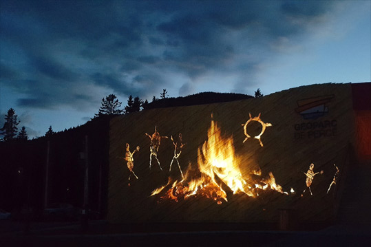 Un feu de camp avec des symboles rougeoyant