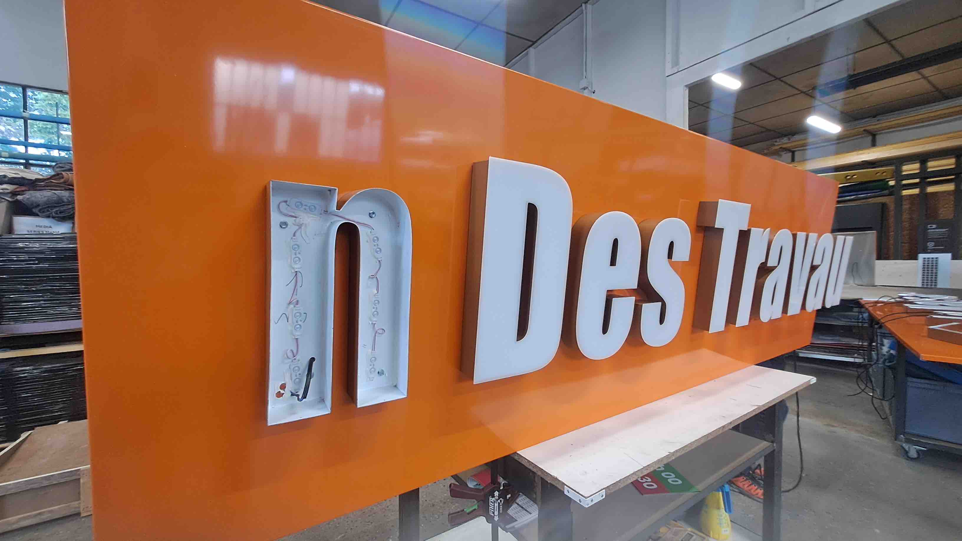 Fabrication enseigne rétroéclairée