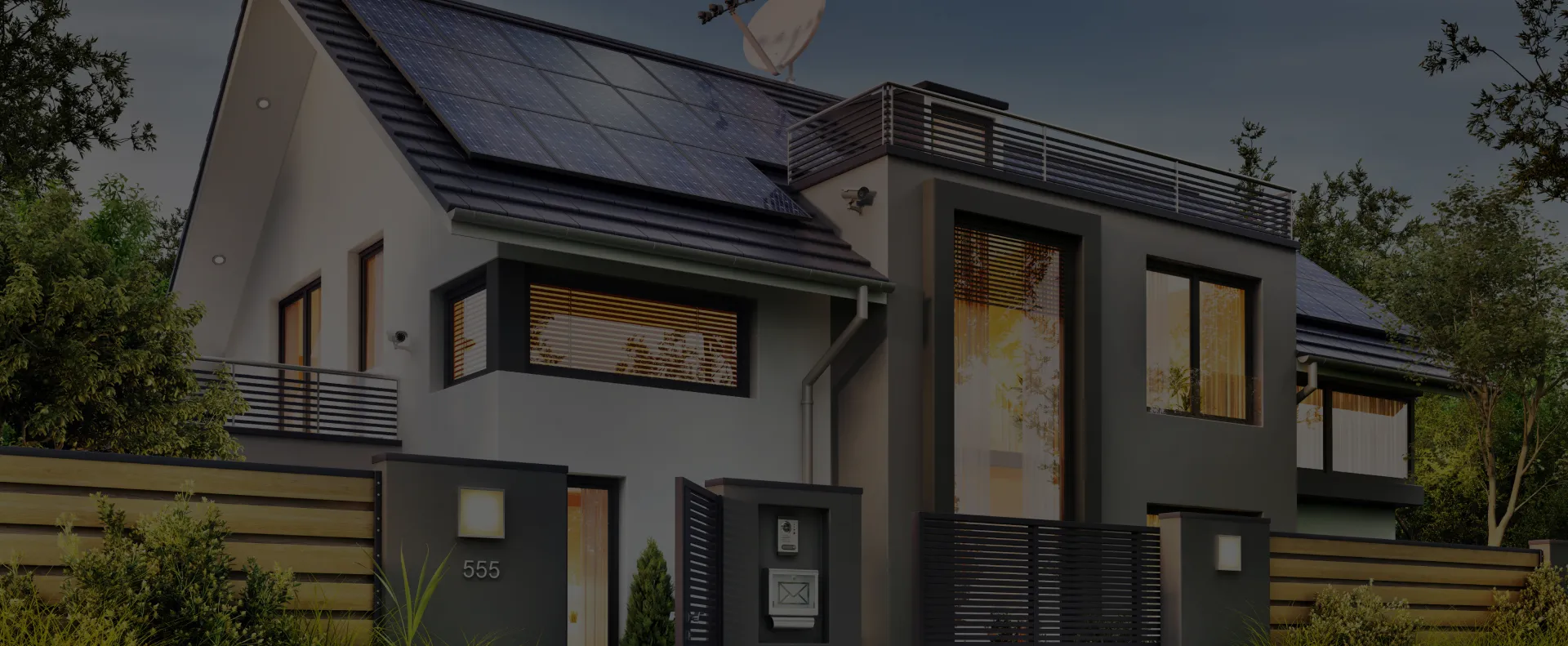 Modernes zweistöckiges Haus mit Solarpaneelen auf dem Dach, großen Fenstern und einem eingezäunten Vorgarten mit Pflanzen.