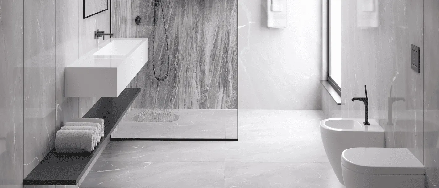 Modernes Badezimmer mit grauen Marmorfliesen, wandhängendem Waschbecken, schwarzem Regal, begehbarer Dusche mit Glaswand, Bidet und Toilette.