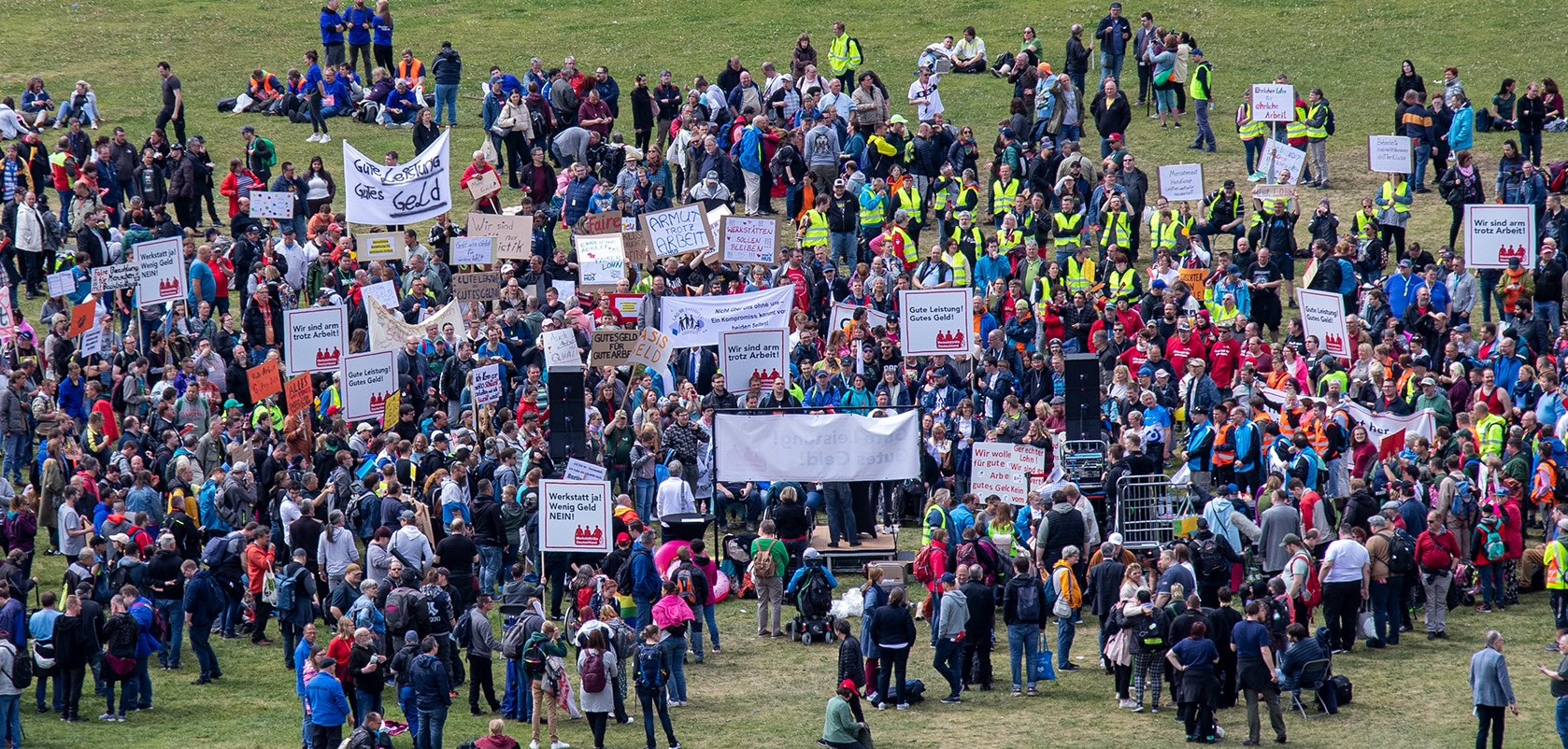 Demonstration der Werkstatträte, viele Werkstatträte mit Transparenten, vom Bundestag aus fotografiert