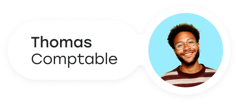 Portrait d'un homme souriant portant un pull rayé et des lunettes, avec un fond bleu clair circulaire.