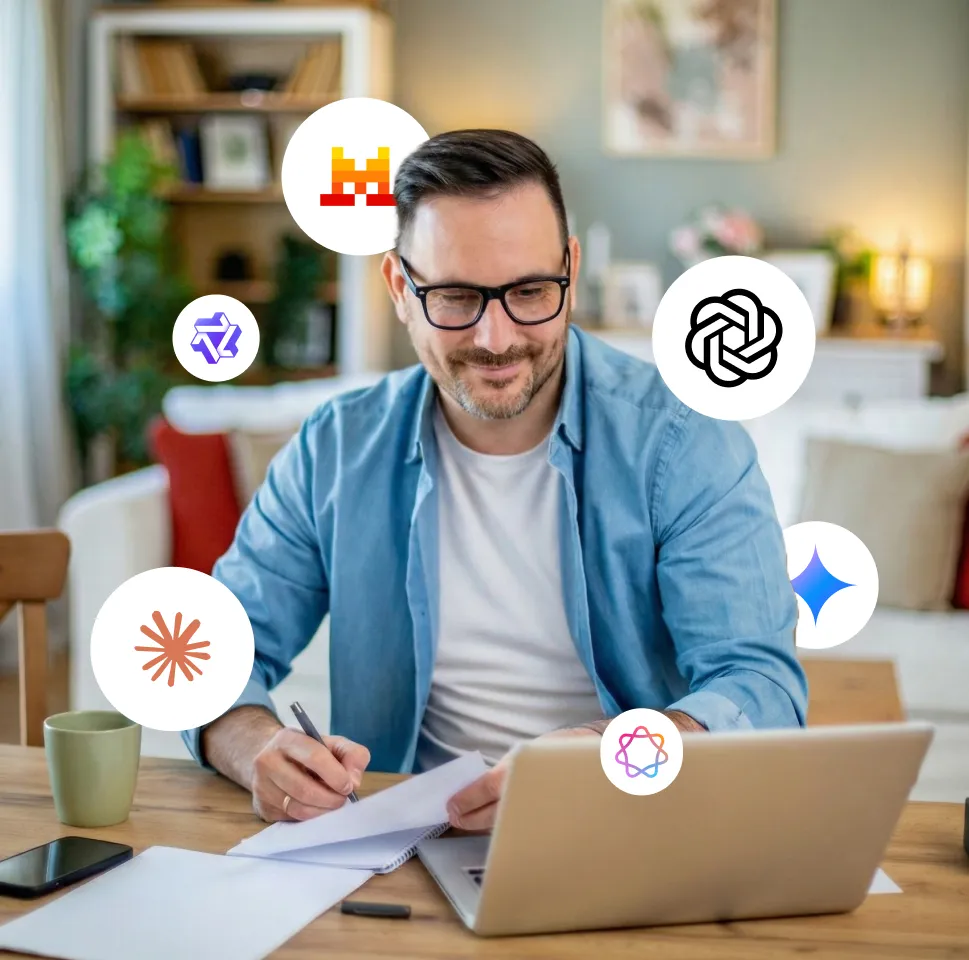 Un homme portant des lunettes et une chemise bleue travaille sur un ordinateur portable à une table en bois, entouré de divers logos d'intelligence artificielle flottants.