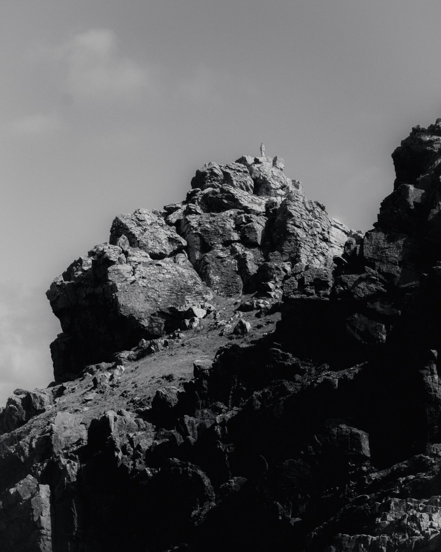 Black and white image of cliff rocks