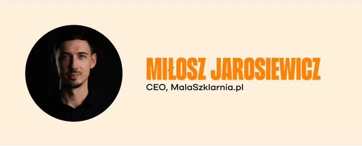 Zdjęcie portretowe mężczyzny z napisem Miłosz Jarosiewicz CEO, MalaSzklarnia.pl.