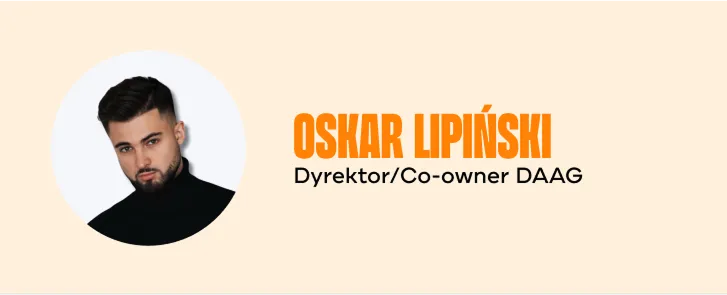 Portret mężczyzny o czarnych włosach i brodzie na jasnym tle, obok napis Oskar Lipiński Dyrektor/co-owner DAAG.