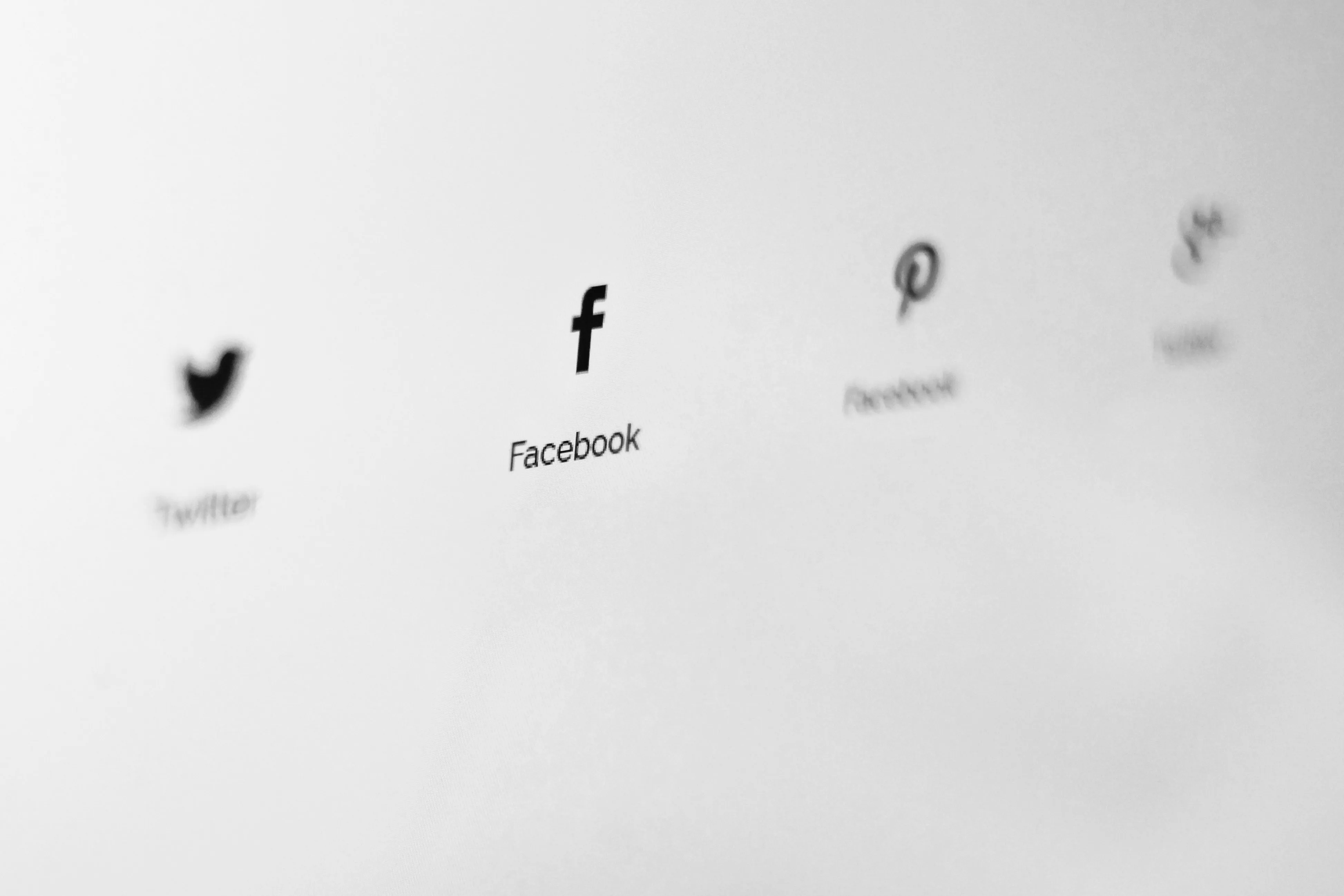 Czarno-białe ikony mediów społecznościowych: Twitter, Facebook i Pinterest na białym tle.