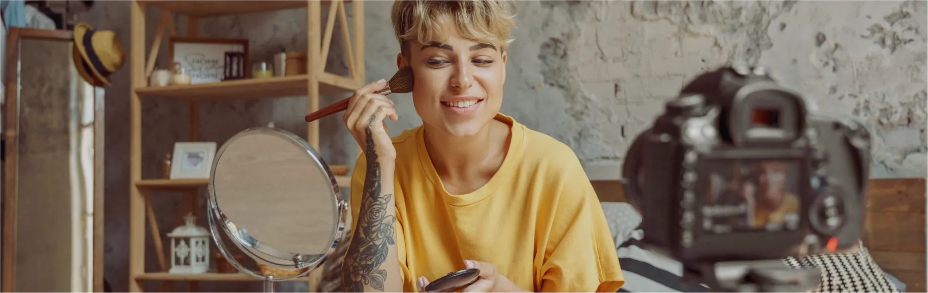 Influencerka nagrywająca materiał z lampą pierścieniową