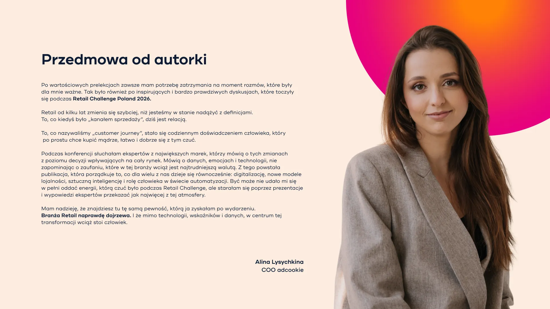 Portret uśmiechającej się kobiety o długich włosach w szarej marynarce na jasnym tle.