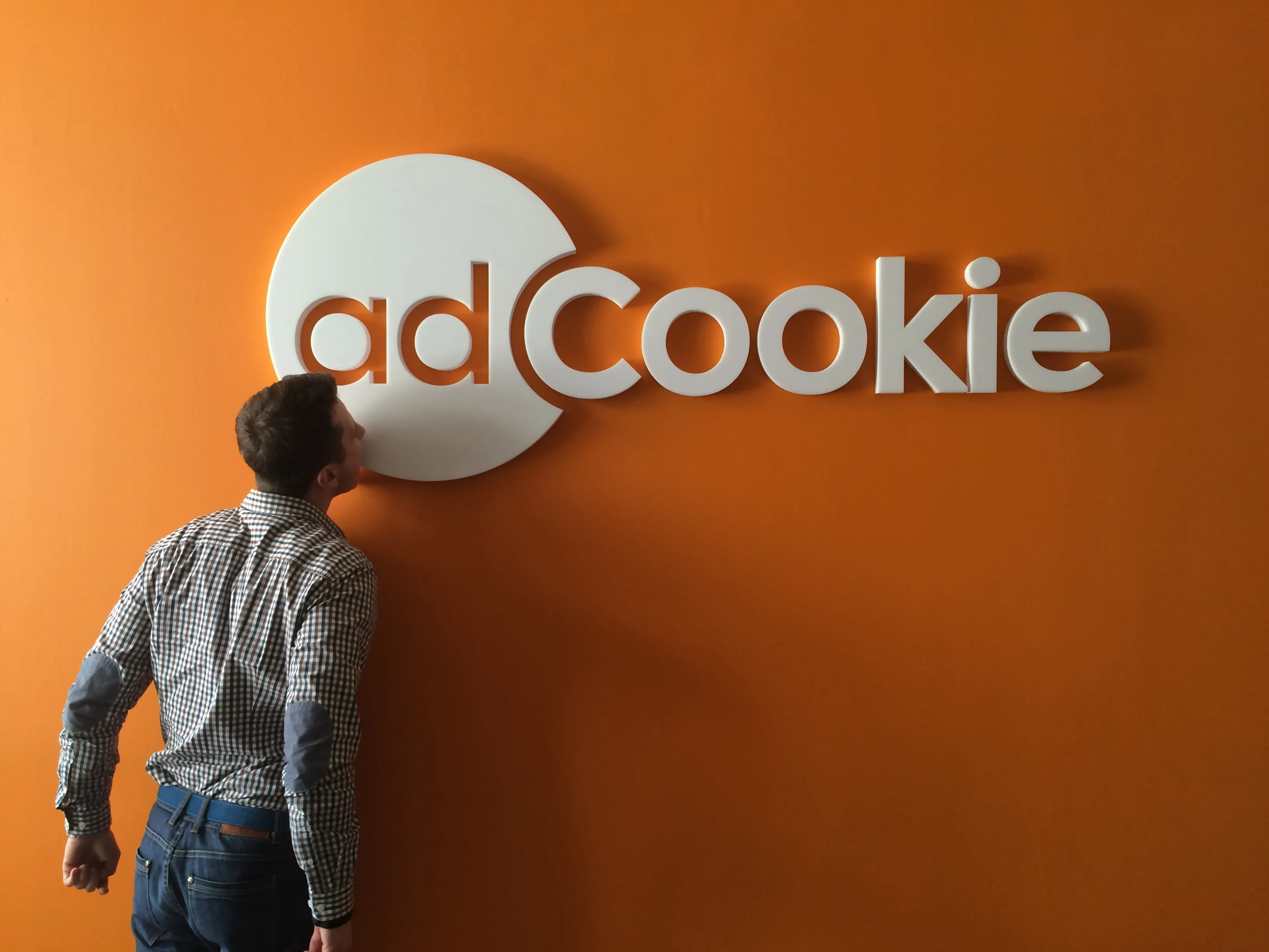 2015 — początki adcookie, biuro z logotypem adCookie na ścianie