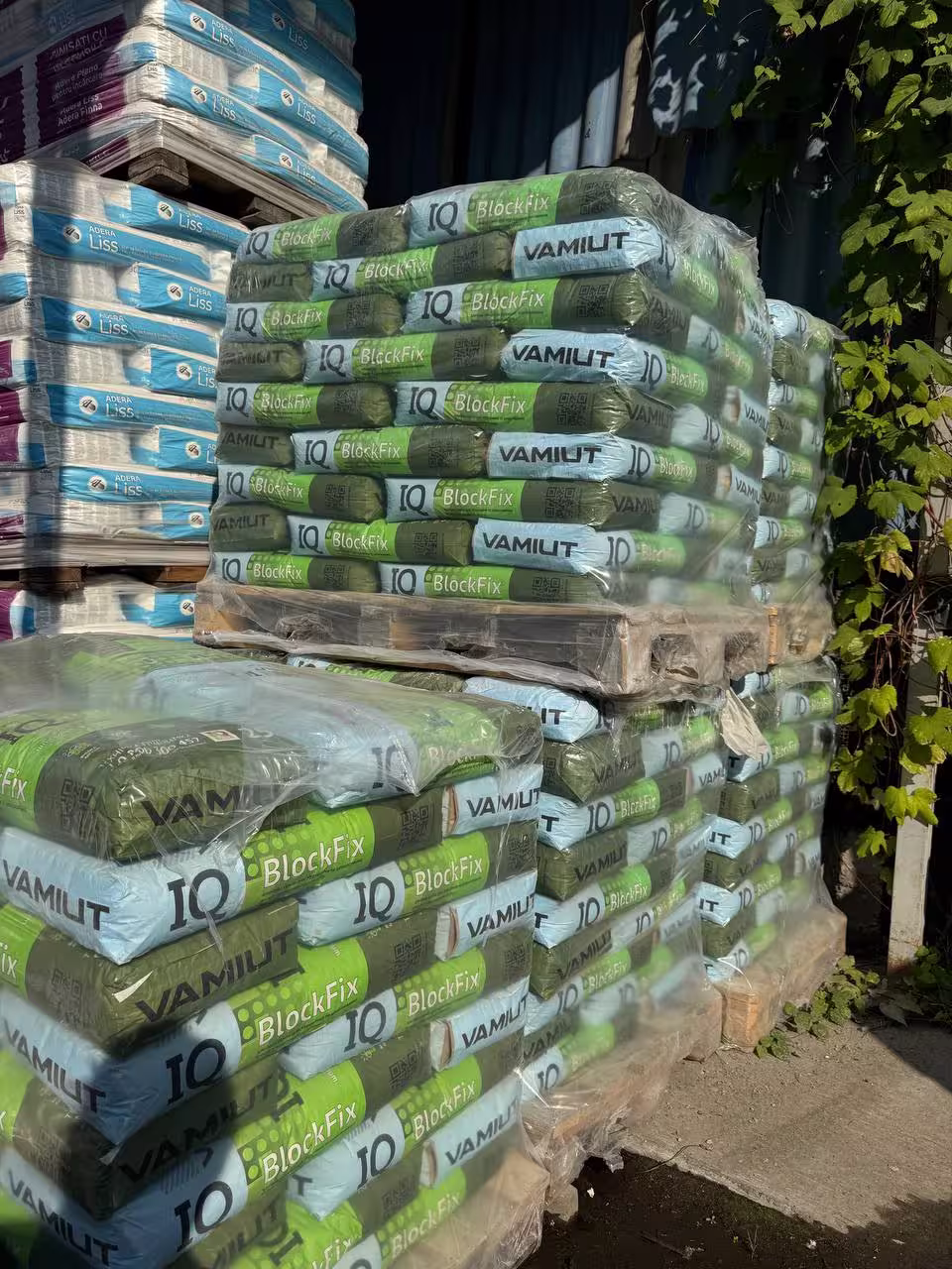 Будівельна суміш IQ BlockFix Vamiut у зеленій упаковці — клей для блоків, піддони на складі.