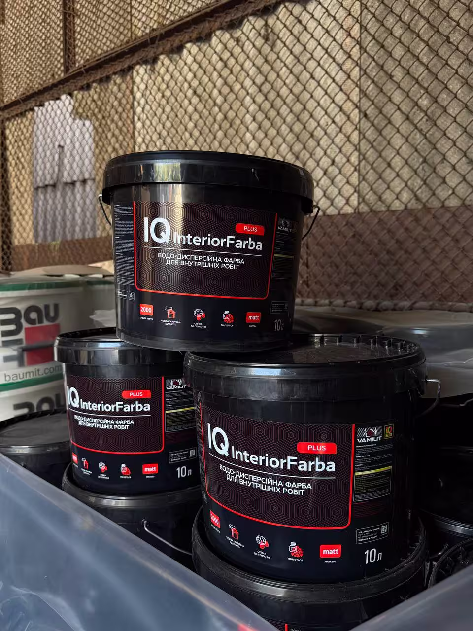 Водно-дисперсійна фарба IQ InteriorFarba Vamiut у чорних відрах по 10 літрів для внутрішніх робіт.