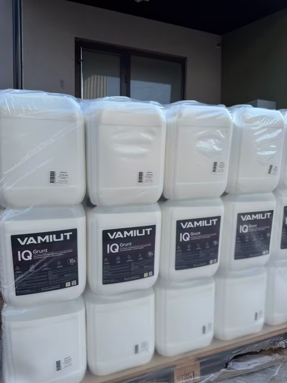 Ґрунтовка IQ Grunt Vamiut у білих каністрах по 10 літрів, упакована на піддонах.