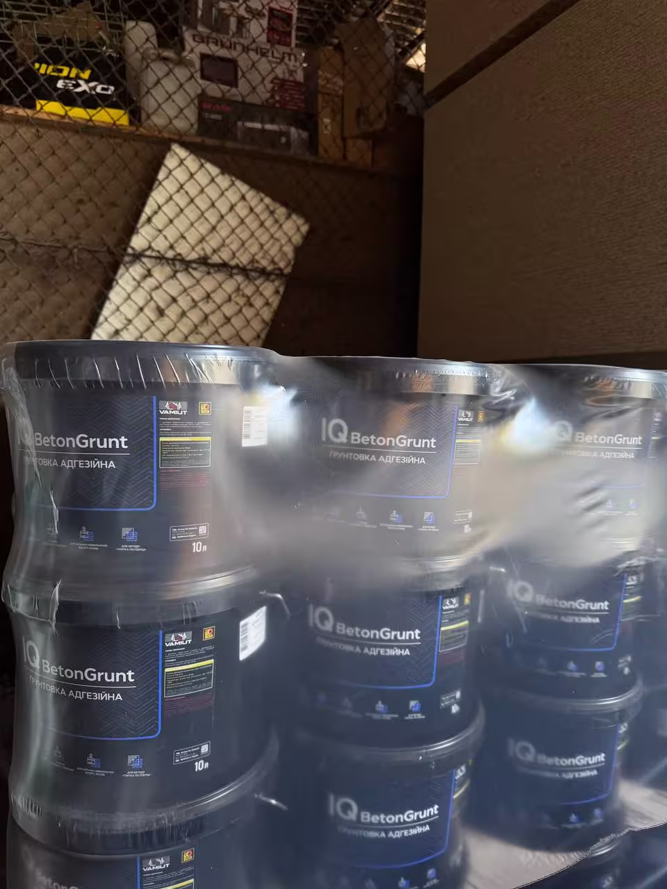 Адгезійна ґрунтовка IQ BetonGrunt Vamiut у чорних відрах по 10 літрів, складована на складі.