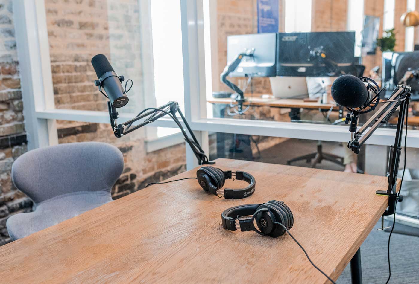 Shows an interview studio - Broadcast PR campaign 