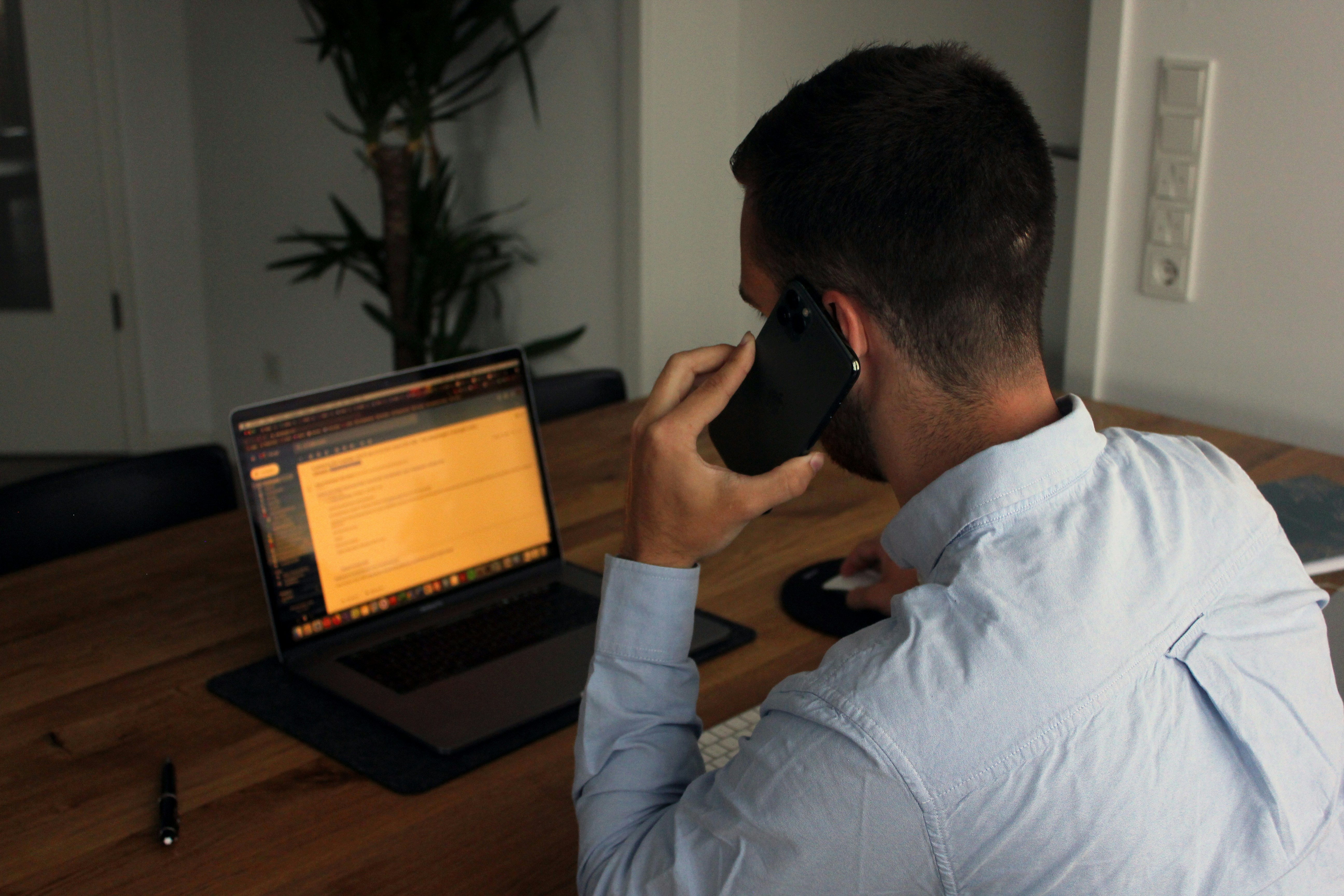 Entrepreneur au téléphone avec Lexstart pour faire une convention d'actionnaires
