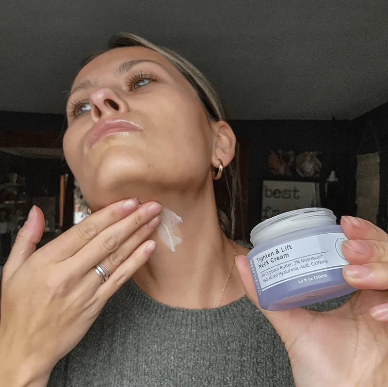 Mujer aplicándose la crema GoPure en el cuello