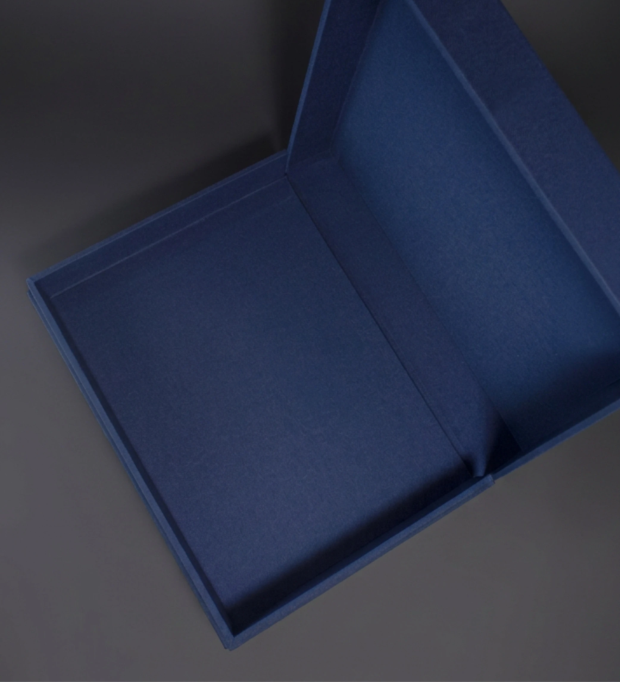 Boîte-livre habillée de toile bleue, ouverte sur son intérieur