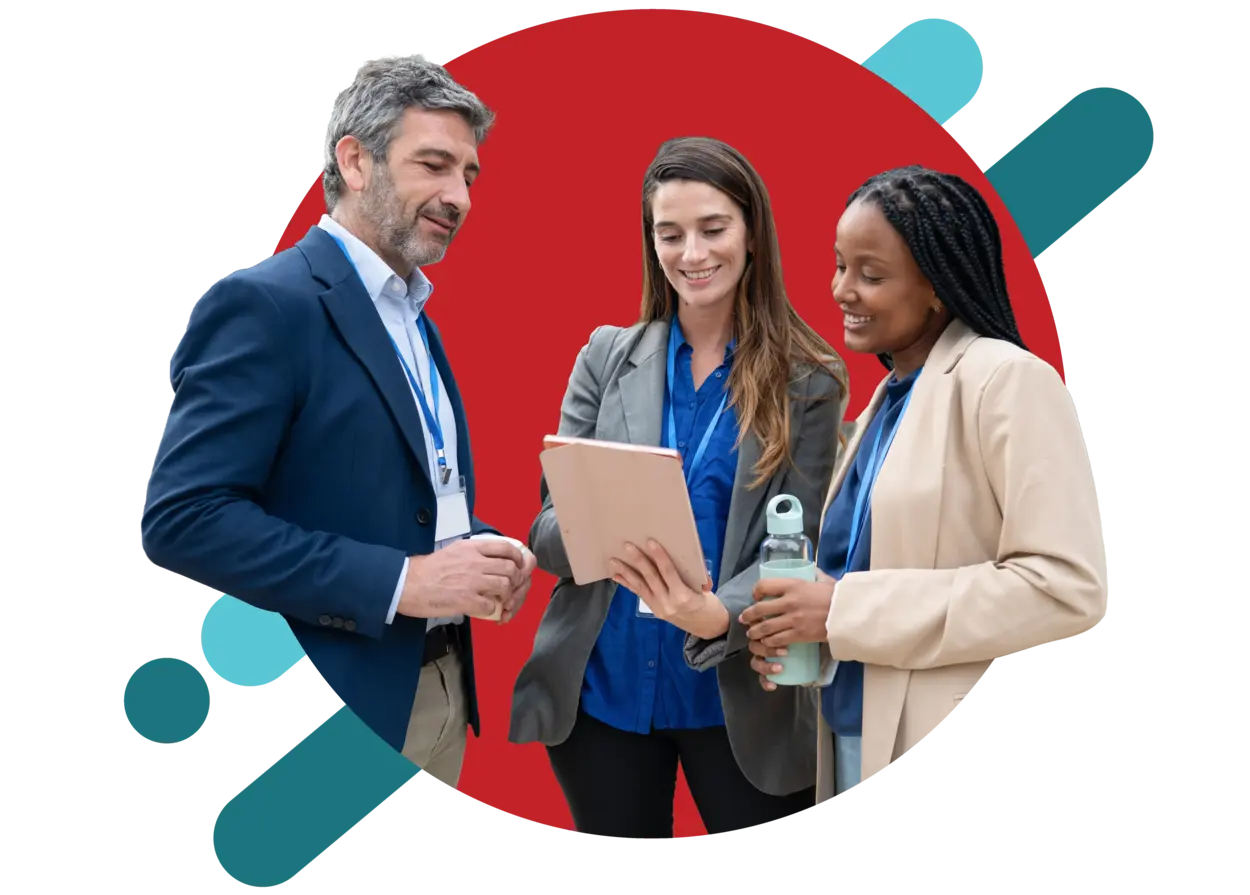 Equipo profesional de un grupo de networking en español para emprendedores y negocios latinos en Miami posando con vestimenta corporativa.