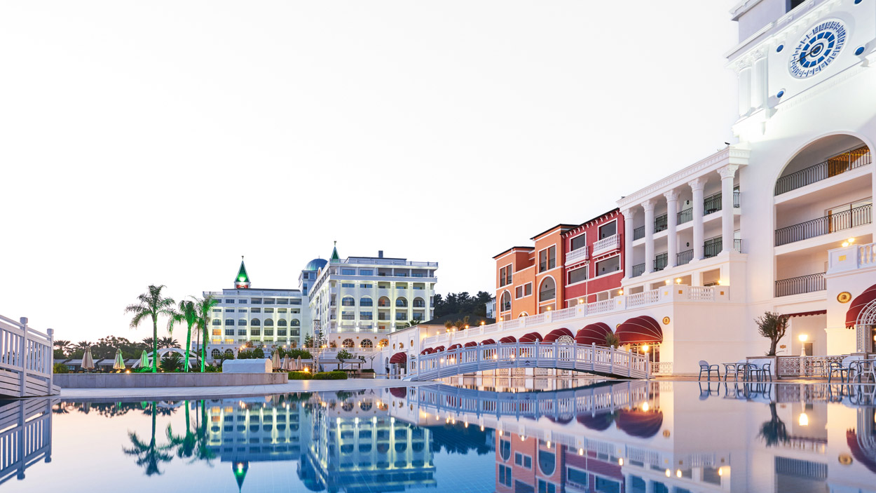 Modern commercial and multifamily building exterior representing GQM Inc.’s construction and compliance expertise in Florida.