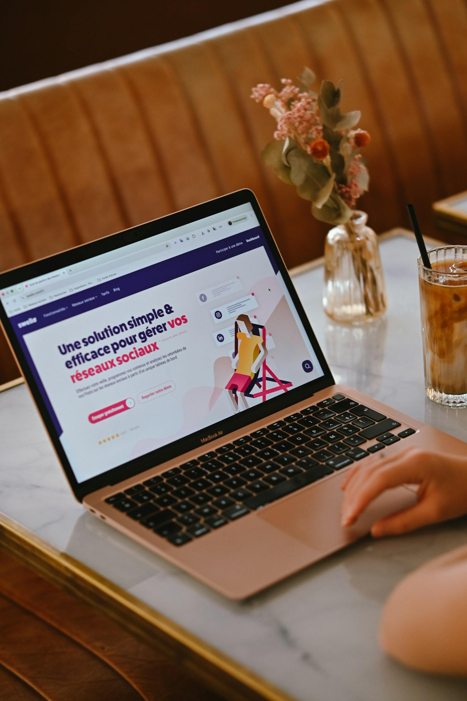 Laptop som visar en webbplats på ett marmorbord