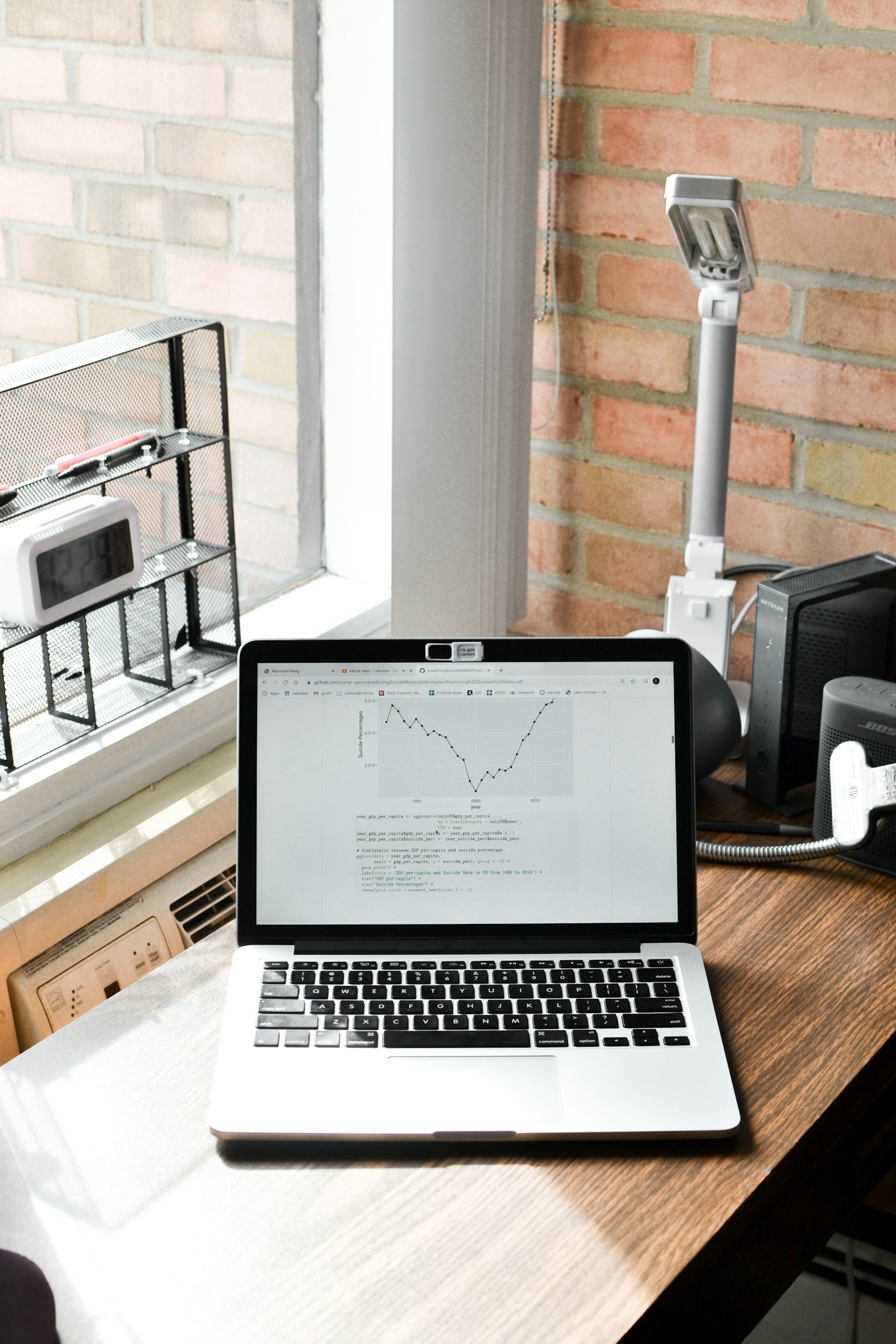Laptop med diagram på ett skrivbord i ett ljust rum