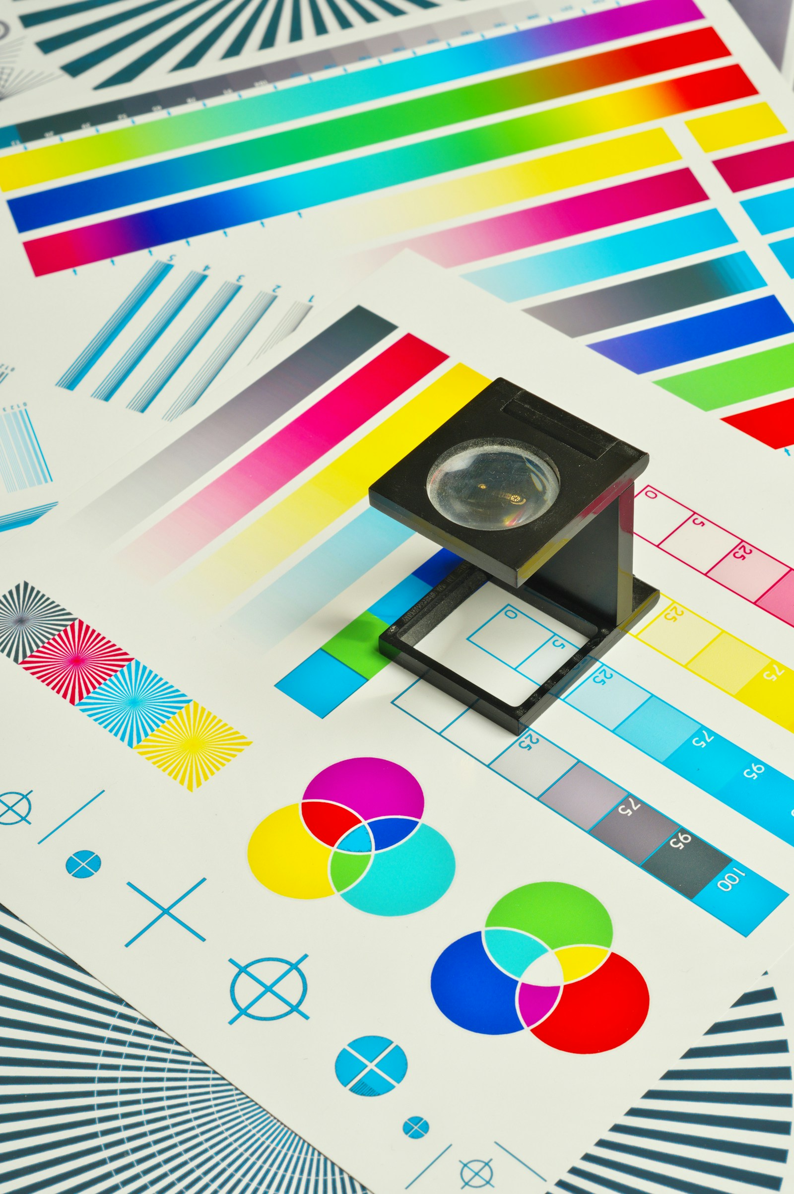 Trådräknare på färgprovark med CMYK-färger