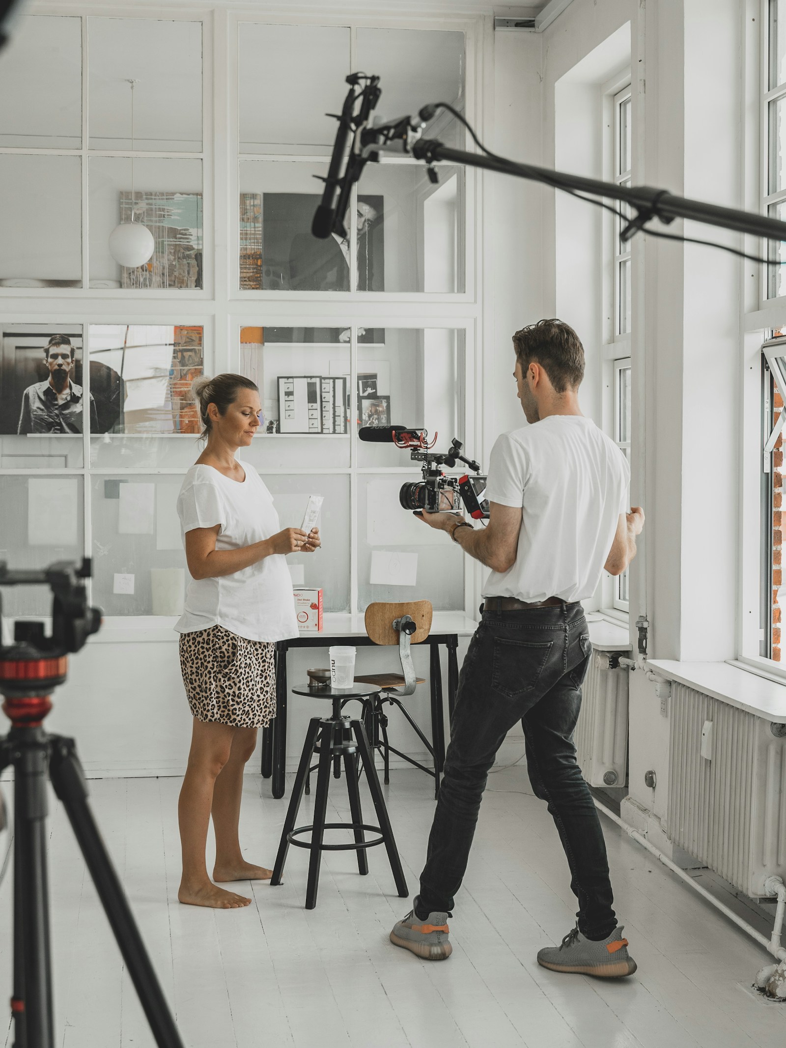 Fotograf och kamera i en ljus studio under en inspelning