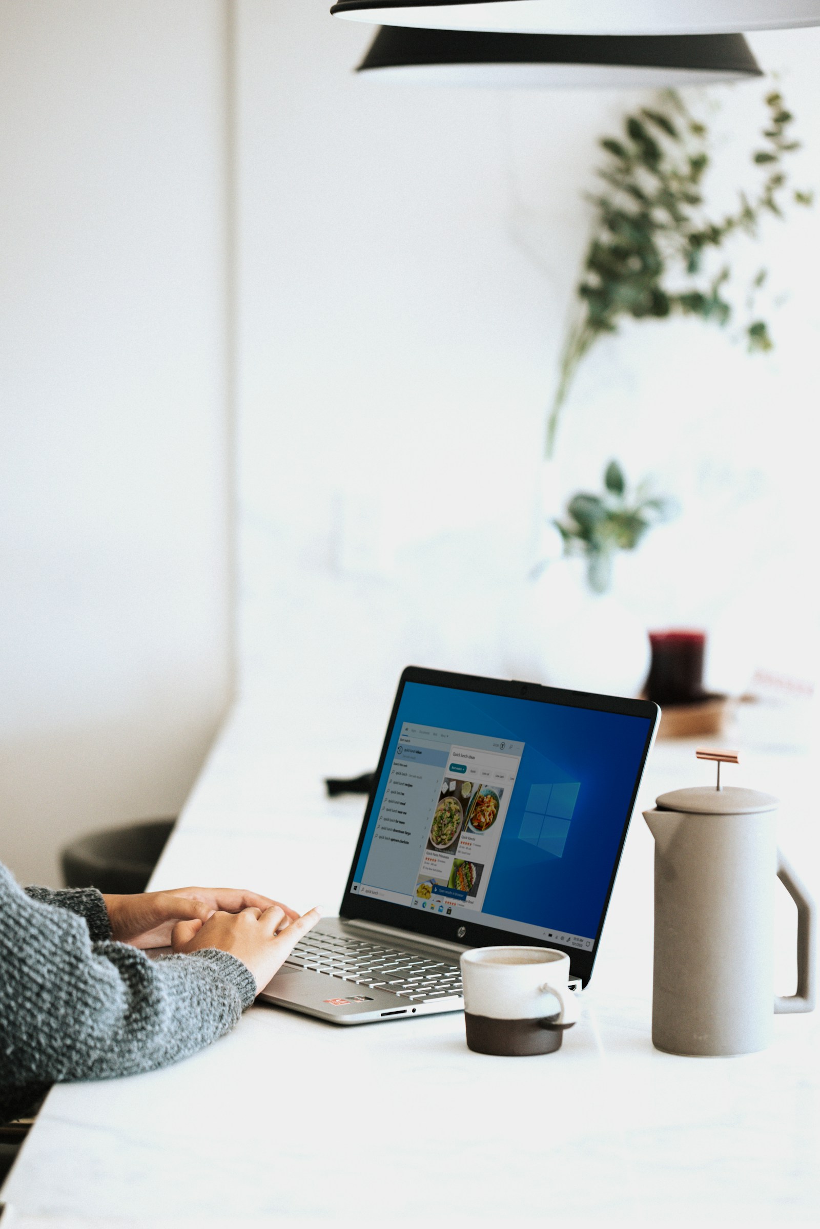 Laptop på ett ljust skrivbord i ett minimalistiskt rum