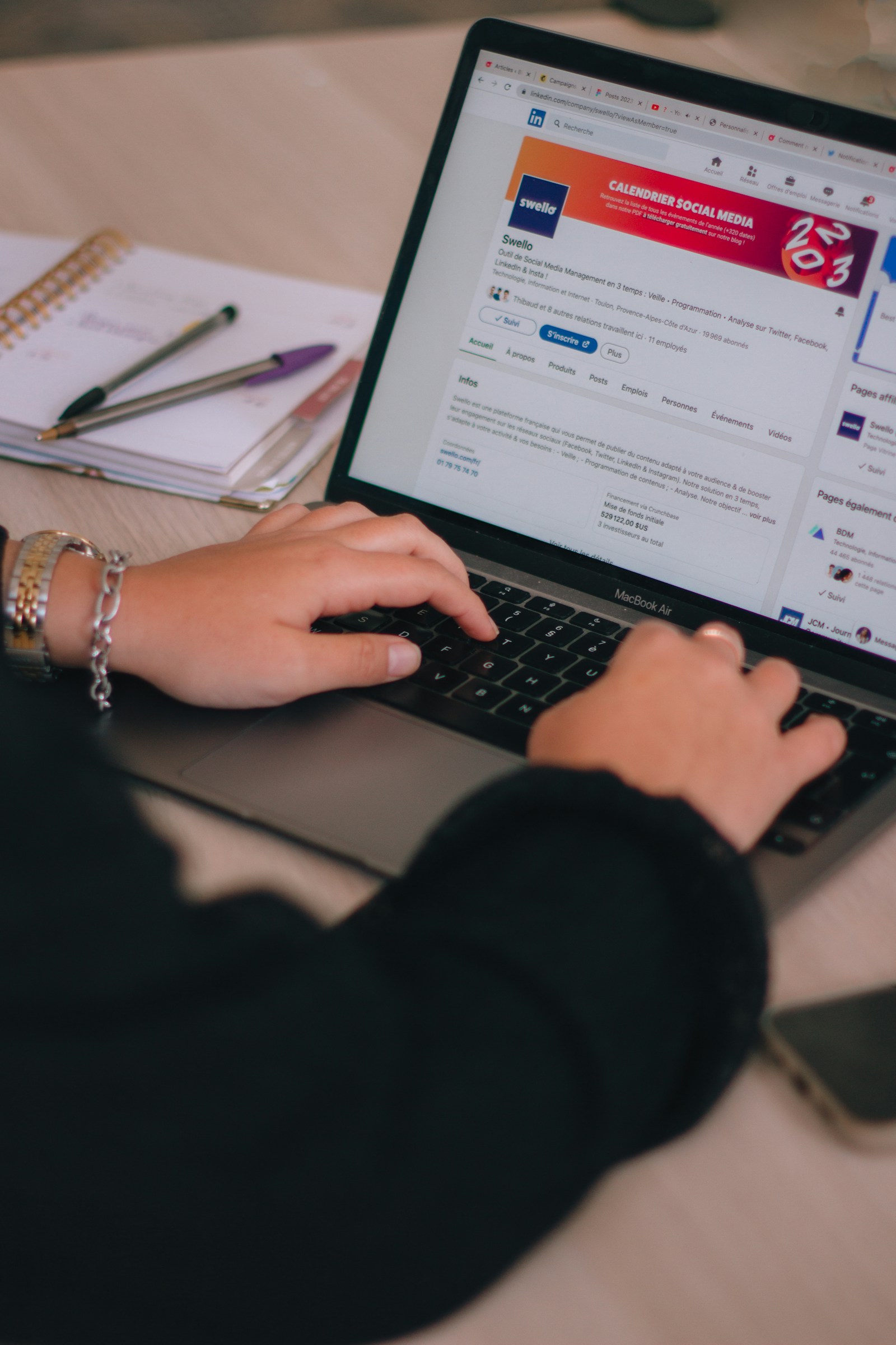 Person arbetar vid en laptop med en webbplats