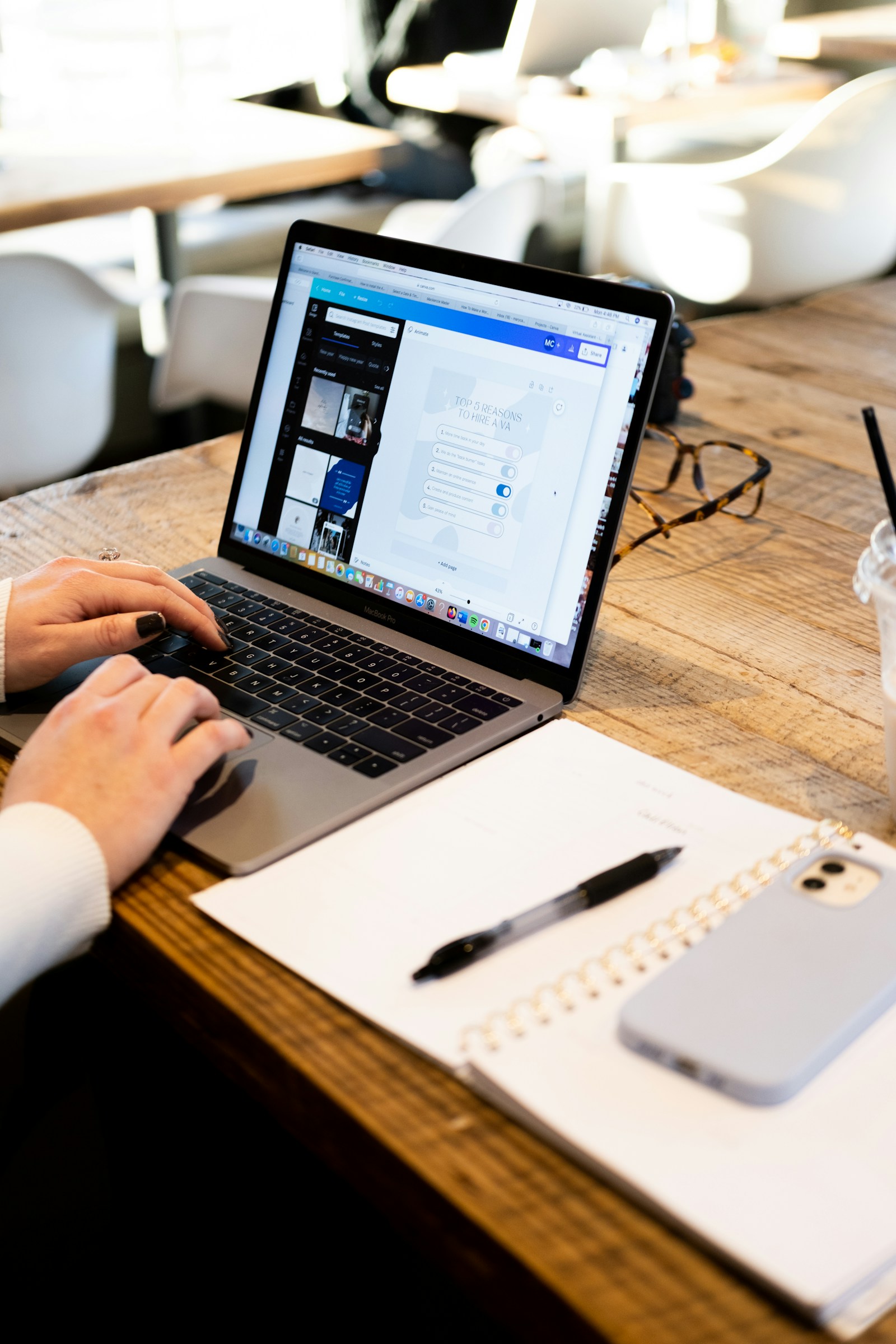 Laptop med inkorg bredvid en anteckningsbok och penna
