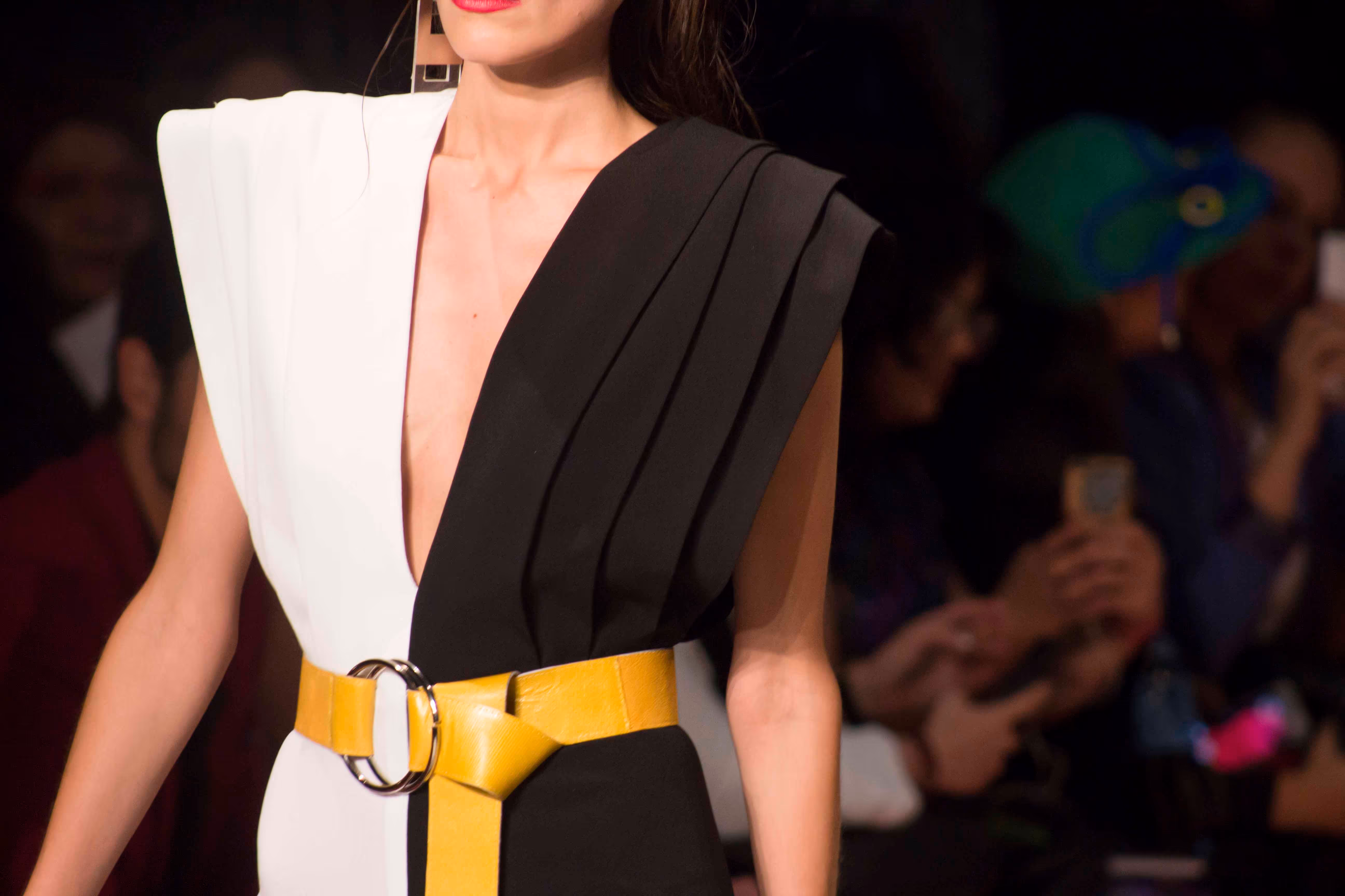 Modelo en pasarela con vestido blanco y negro