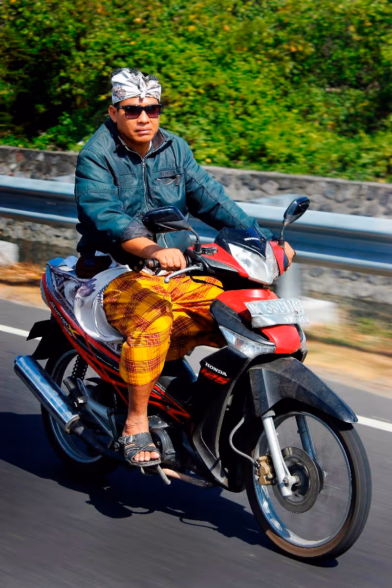 Retrato de motociclista en carretera.
