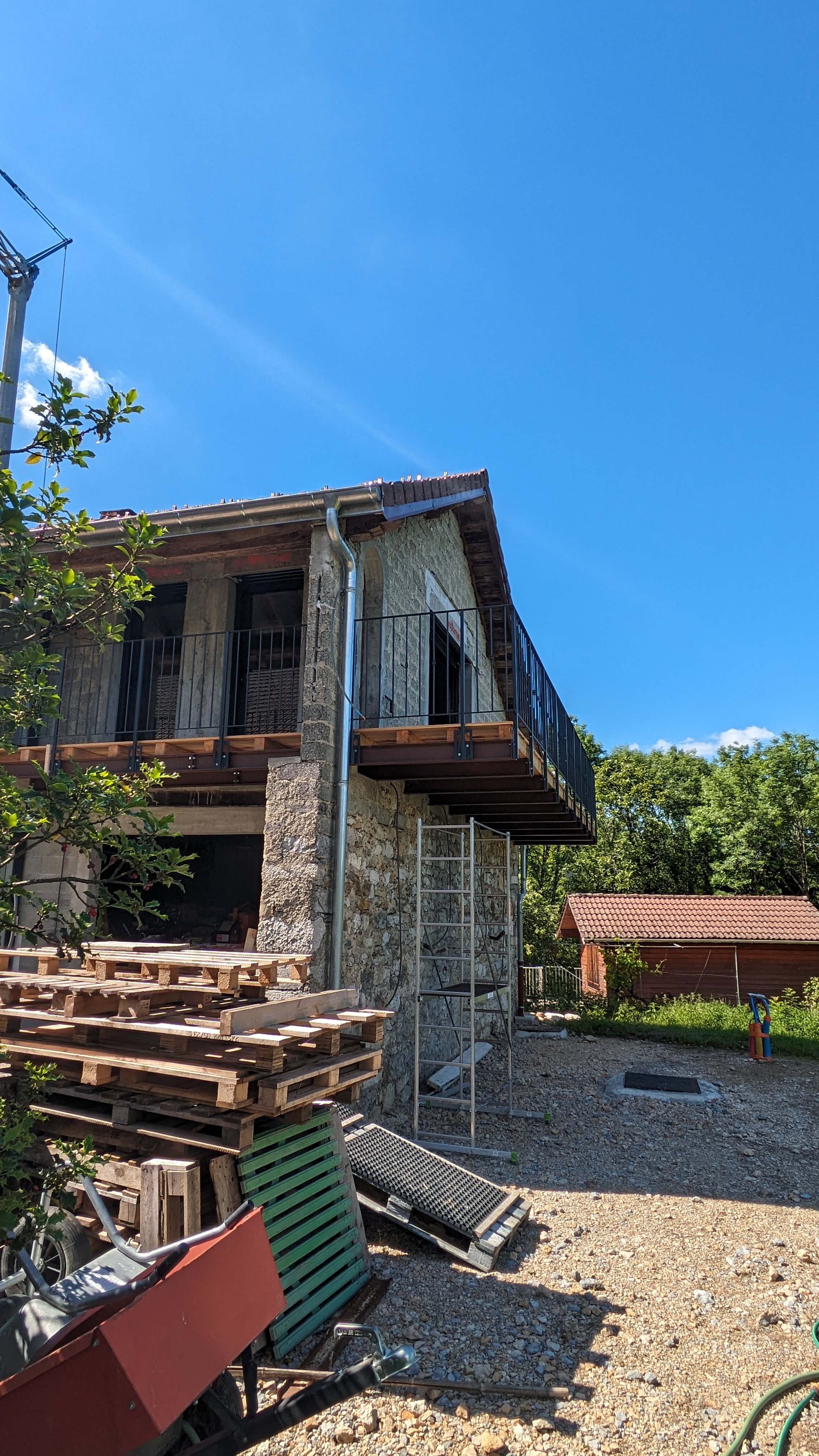 Balcon métal caillebotis laser