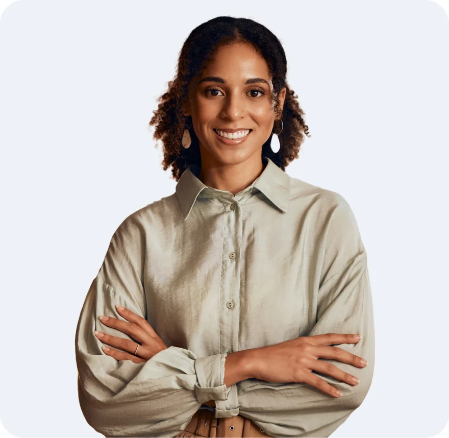 lady with arms smiling and folded, apple style.