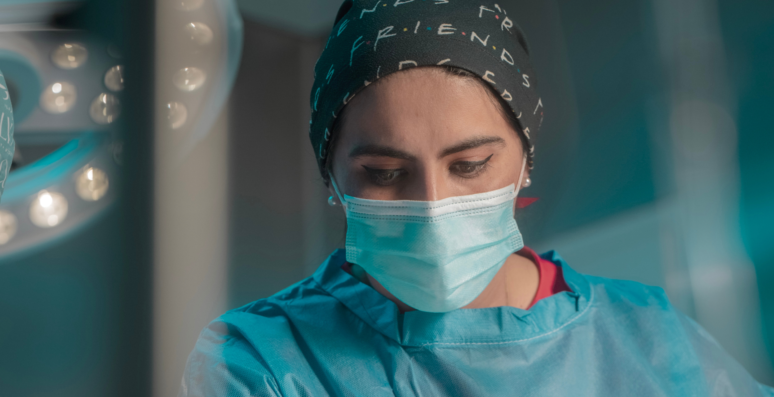 Dra. Laura doing surgery