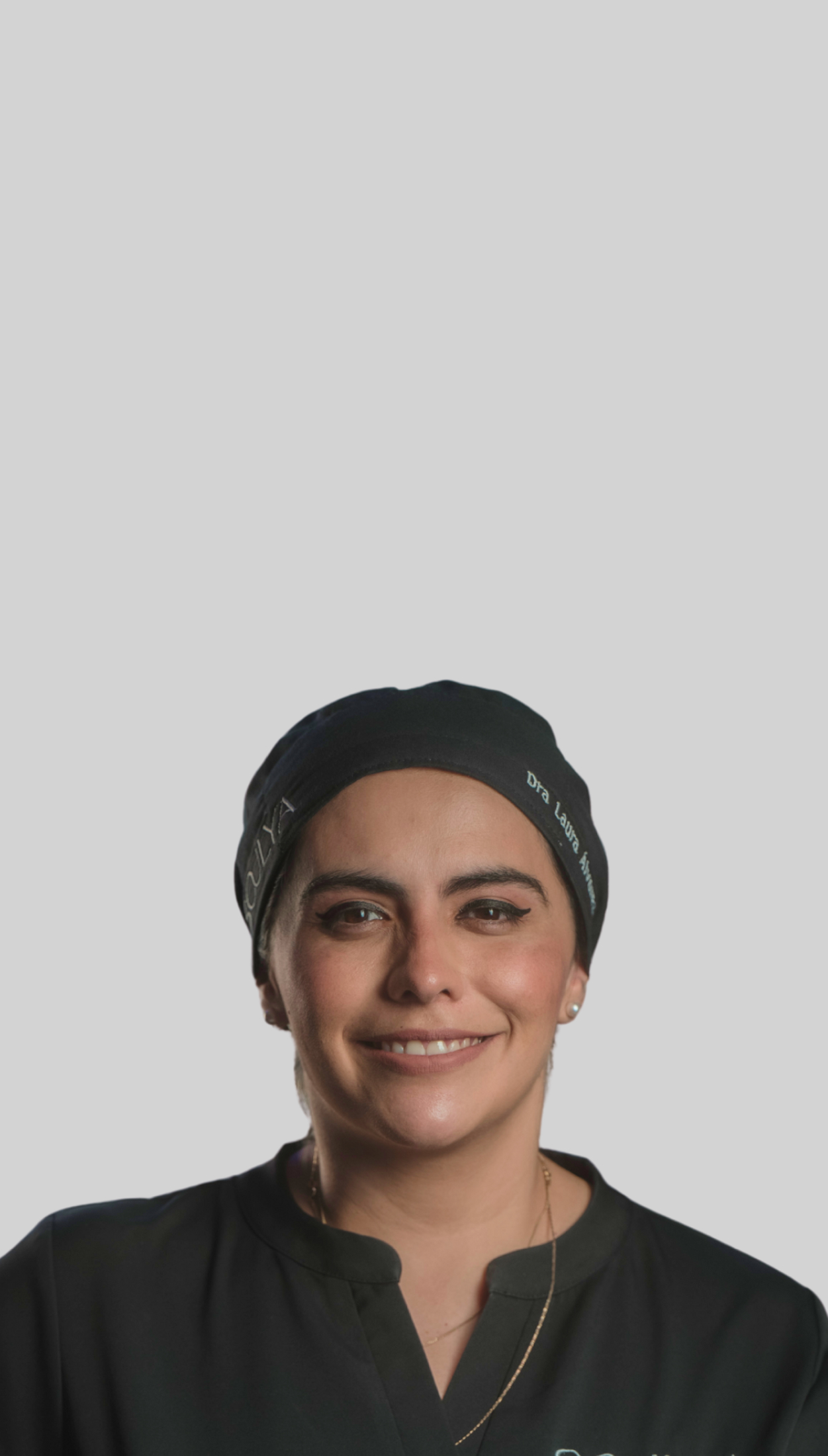 headshot of Dra. Laura for mobile screen
